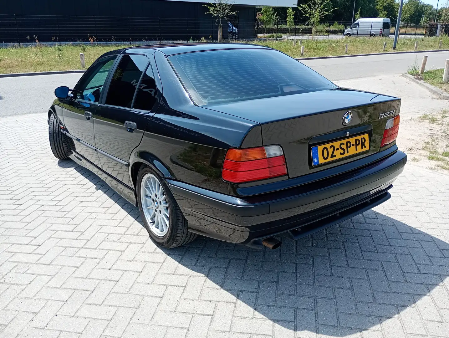 BMW 330 323i Executive Zwart - 1
