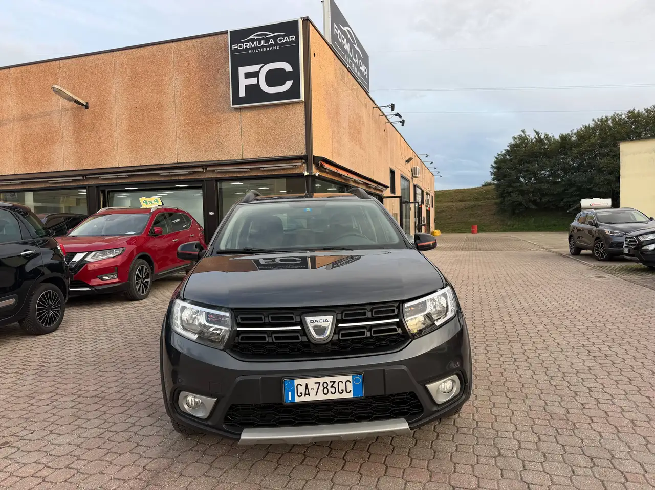 Dacia Logan Logan II 2017 MCV Stepway MCV Stepway 1.5 blue dci s — photo 1 of 12