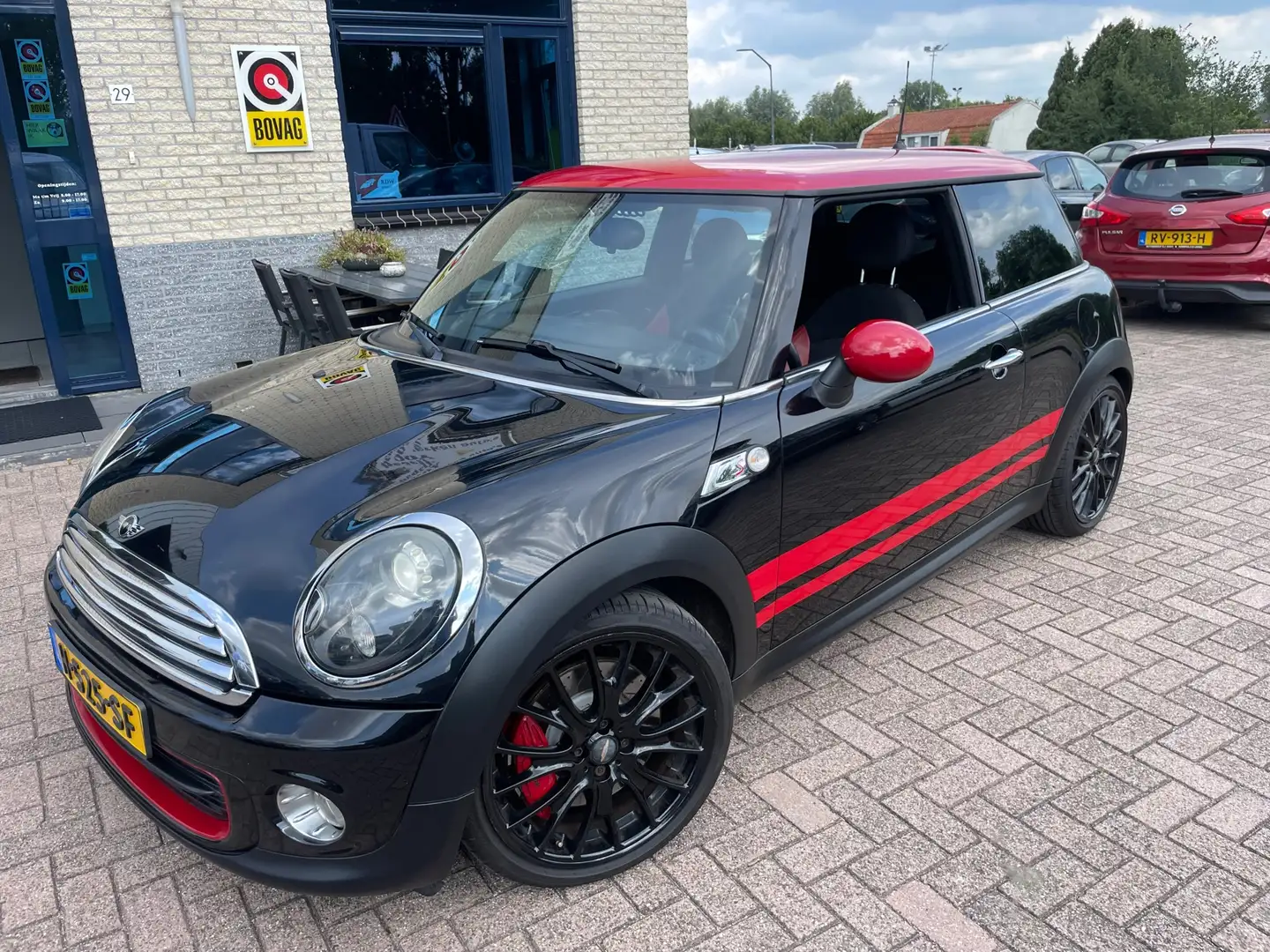 MINI Cooper S Mini 1.6 uitvoering- rode details- airco Zwart - 1