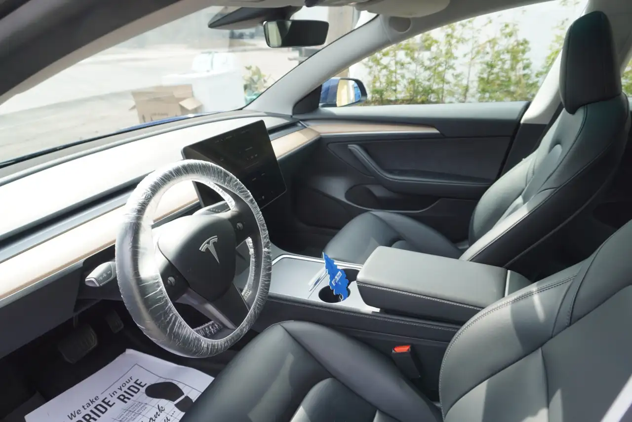 Tesla Model 3 снимка Tesla Model 3