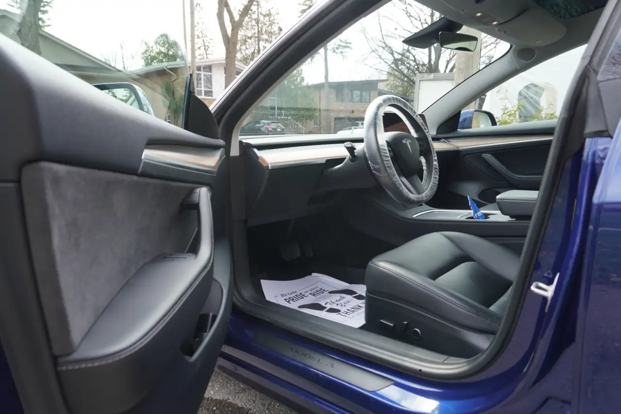 Tesla Model 3 снимка Tesla Model 3