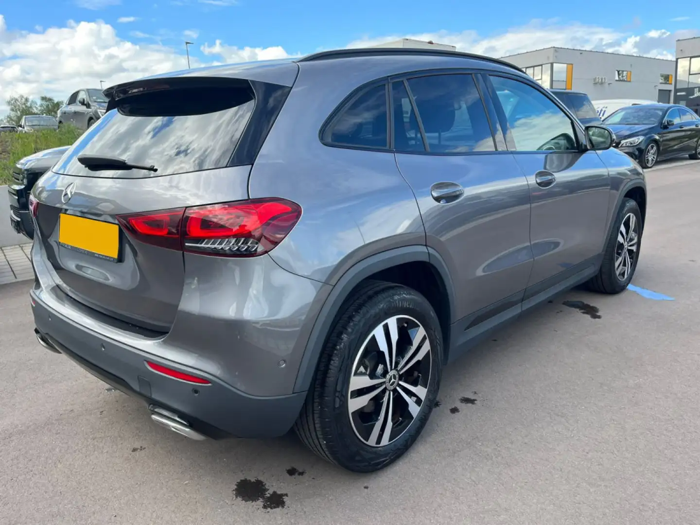 Mercedes-Benz GLA 180 GLA 180/APPLECARPLAY/AMG/18/KAMERA/LED/MERCEDES SE Gris - 2