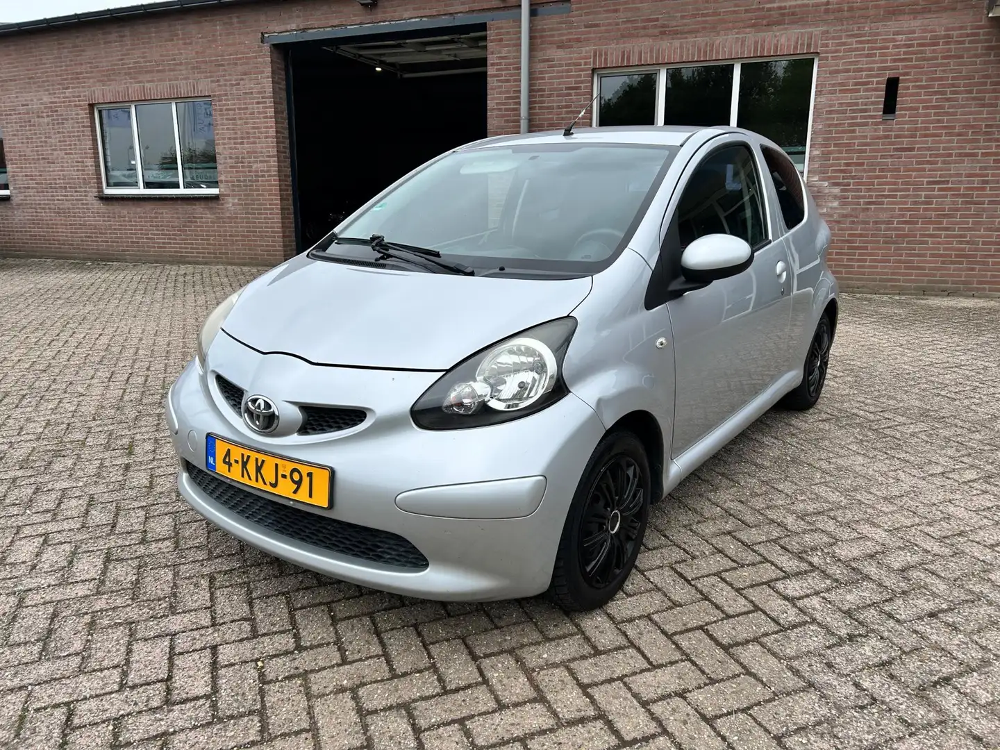 Toyota Aygo 1.0-12V // inruilkoopje // APK 17-5-2026 !! Grijs - 1