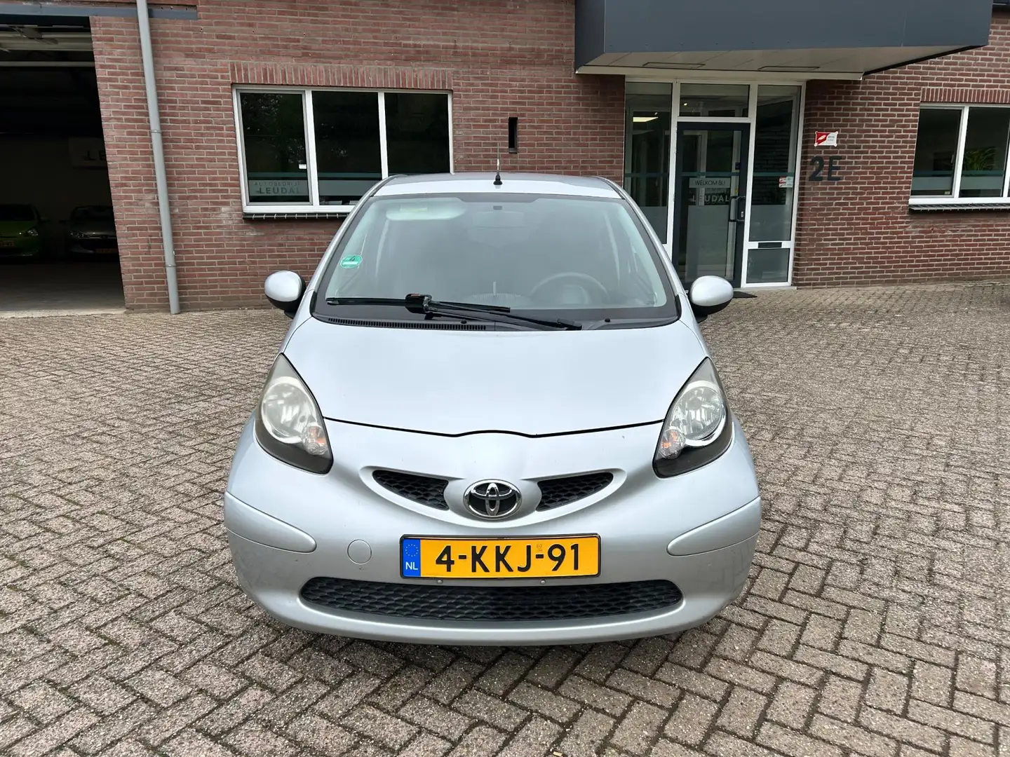 Toyota Aygo 1.0-12V // inruilkoopje // APK 17-5-2026 !! Grijs - 2