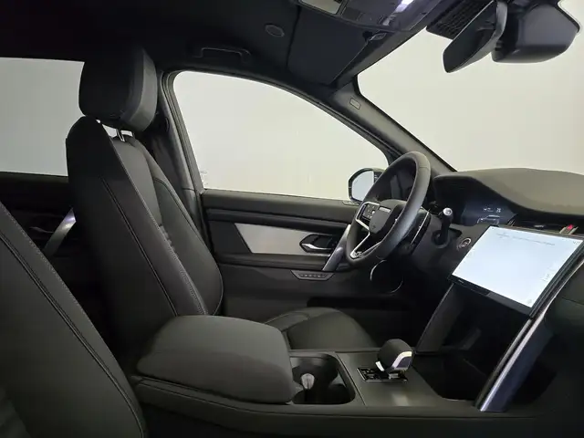 Land Rover Discovery Sport view 3