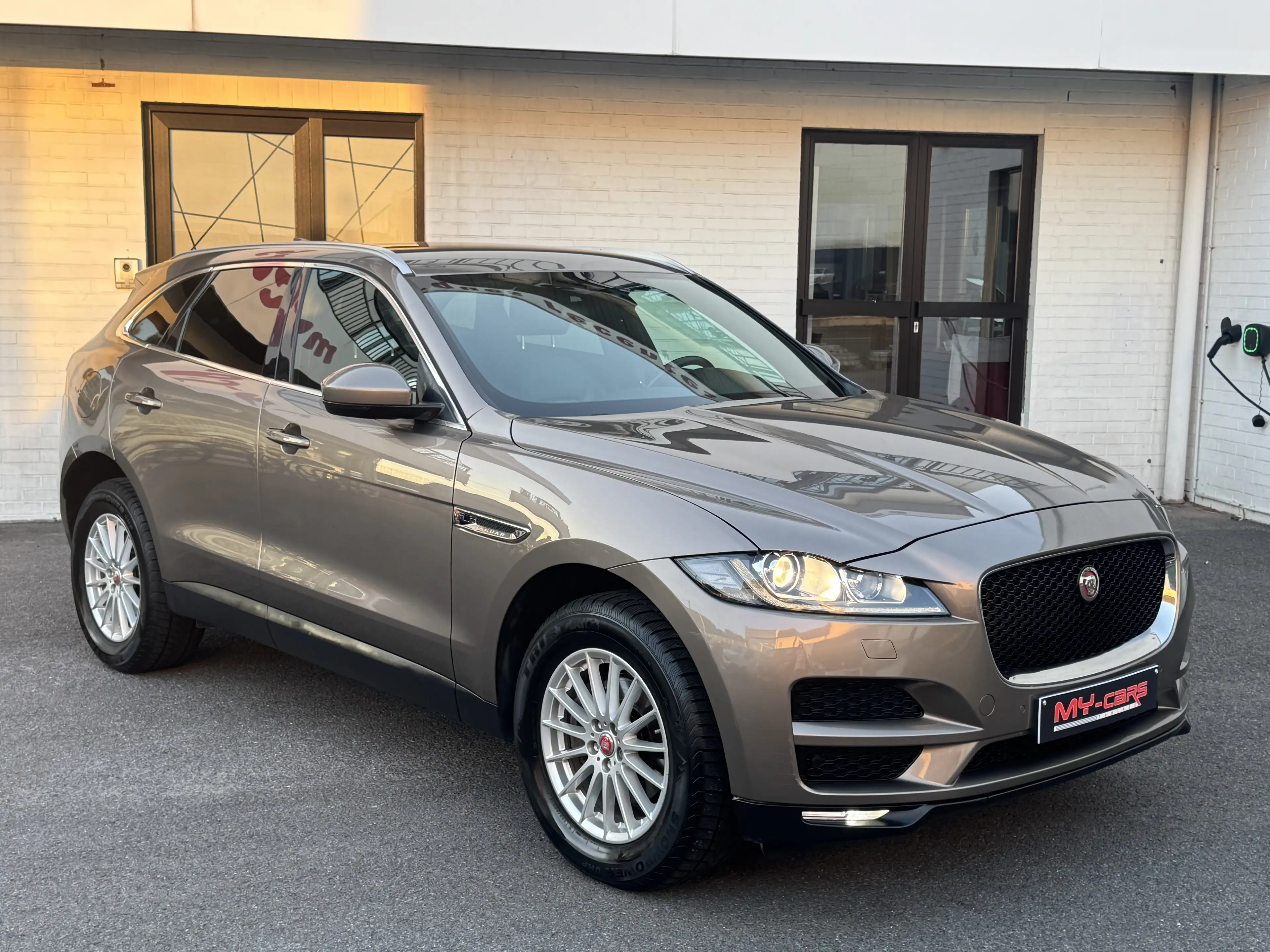 Jaguar F-Pace AUTOMATIQUE 2000 DIESEL PRESTIGE GPS CUIR CLIM FULL OPTION ETAT NEUVE — photo 2