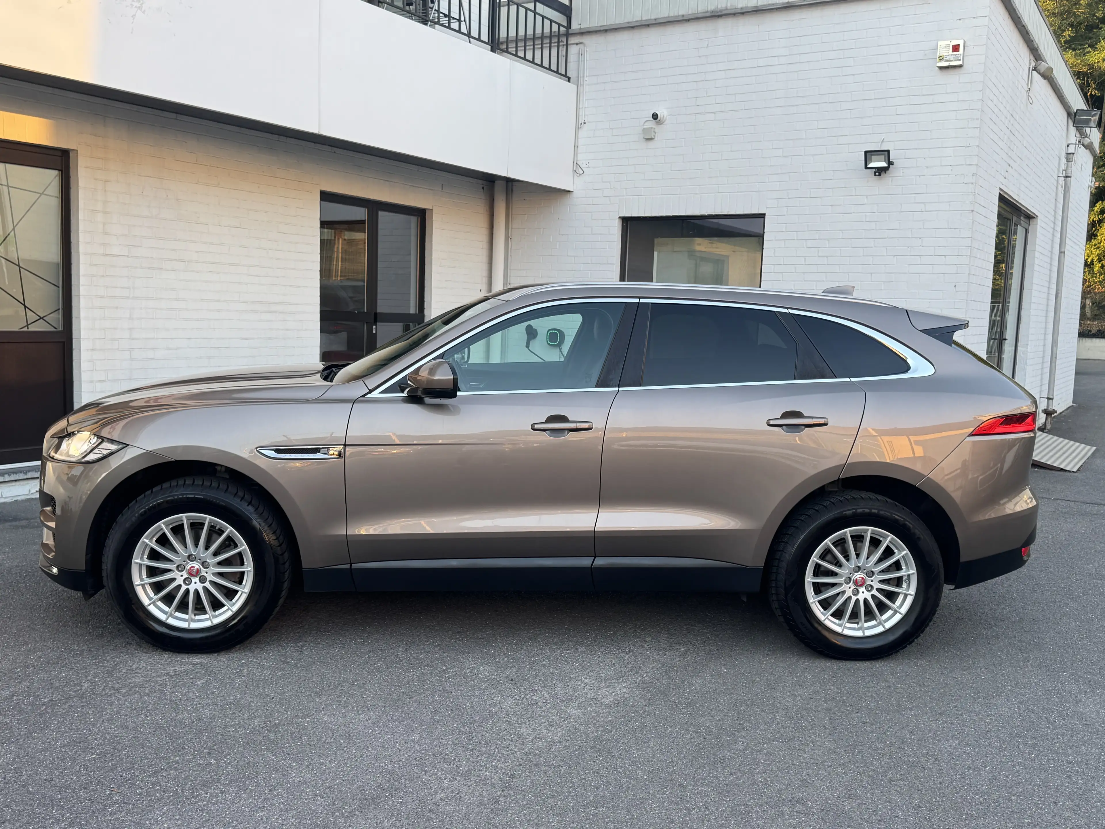 Jaguar F-Pace AUTOMATIQUE 2000 DIESEL PRESTIGE GPS CUIR CLIM FULL OPTION ETAT NEUVE — photo 12