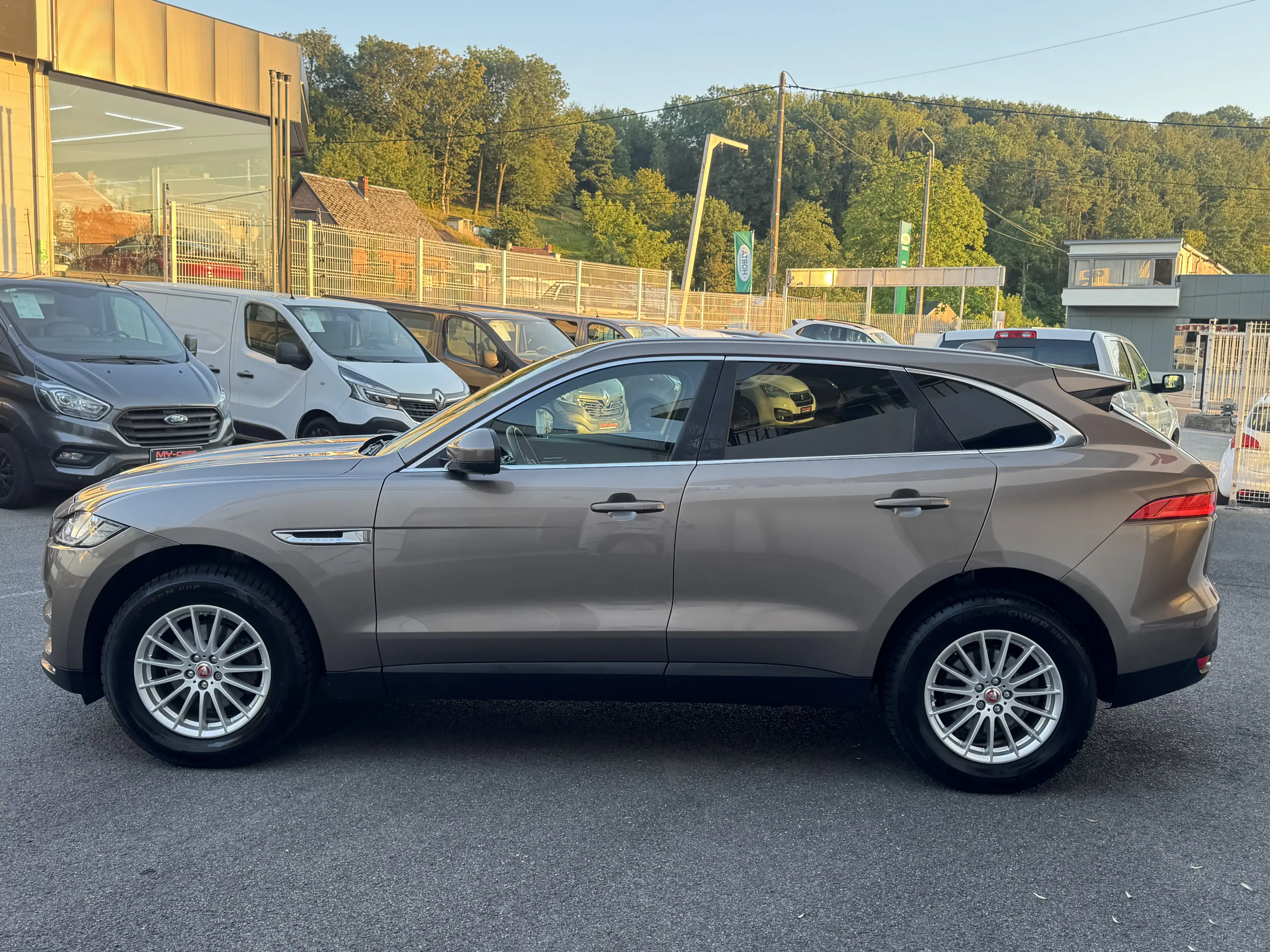 Jaguar F-Pace AUTOMATIQUE 2000 DIESEL PRESTIGE GPS CUIR CLIM FULL OPTION ETAT NEUVE — photo 4