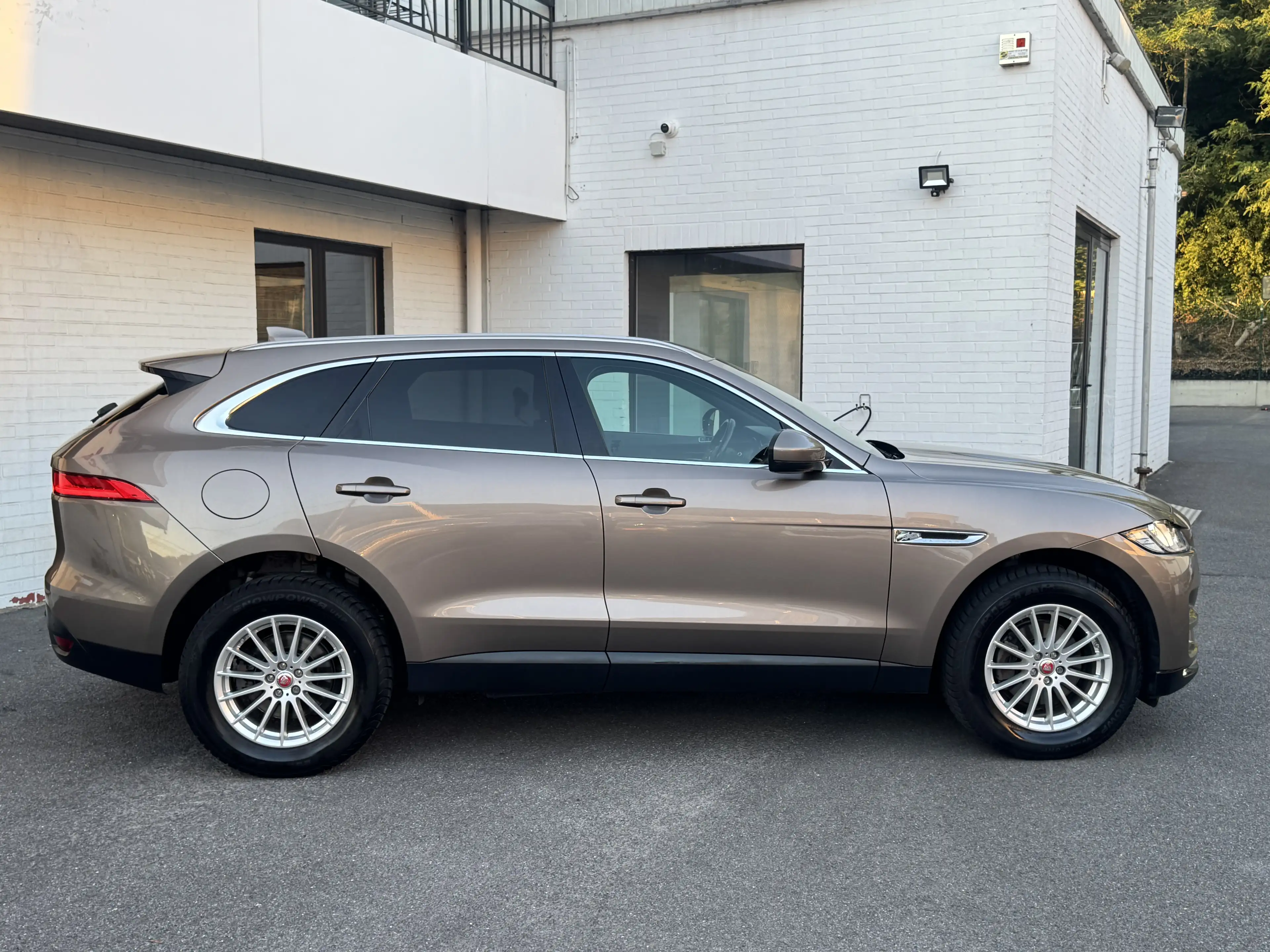 Jaguar F-Pace AUTOMATIQUE 2000 DIESEL PRESTIGE GPS CUIR CLIM FULL OPTION ETAT NEUVE — photo 5
