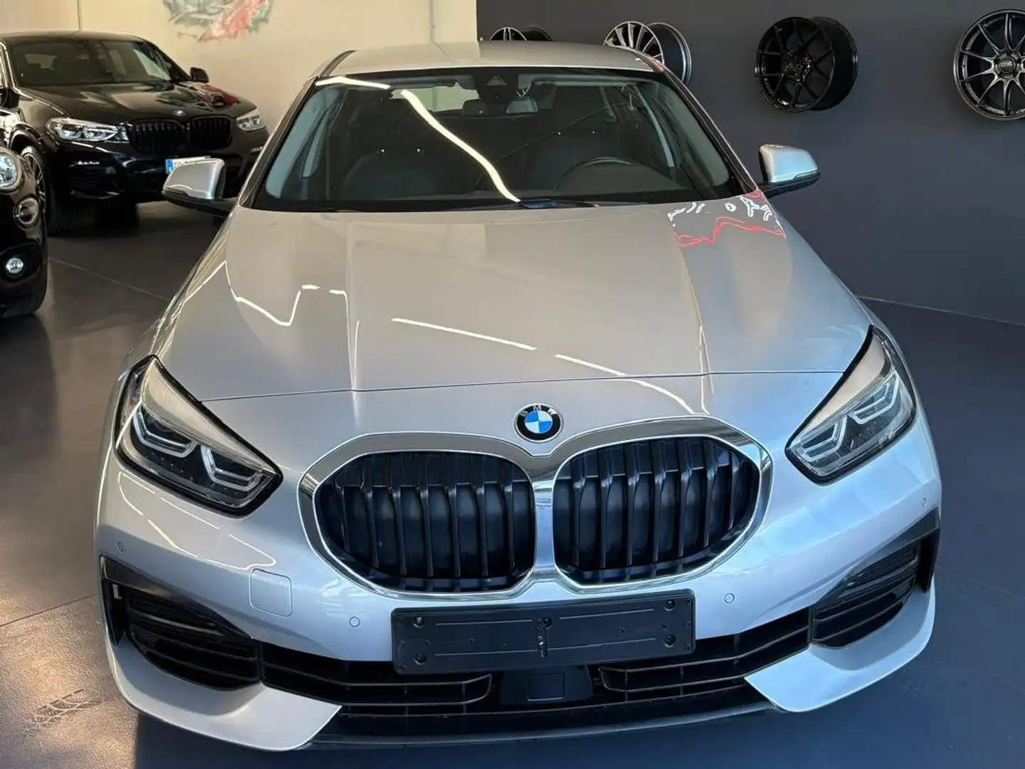 BMW 118 118d Business Advantage auto Stříbrná - 1