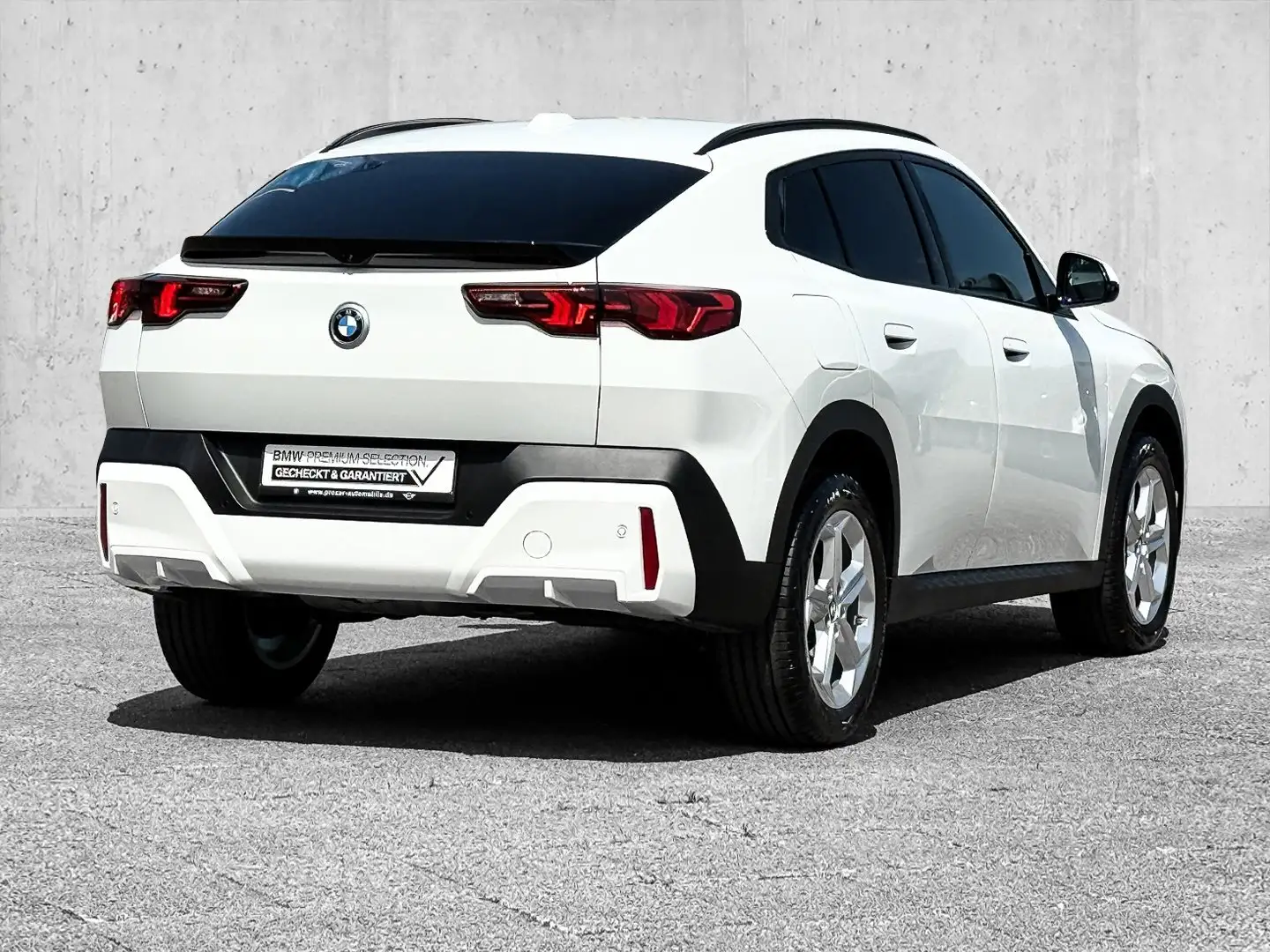 BMW X2 sDrive18d AHK+DRIVING ASSISTANT+ ADAP.LED+ LENKRAD Weiß - 2