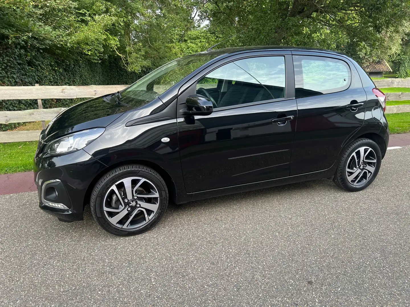 Peugeot 108 1.0 e-VTi Blue Lease Executive Camera, Navi, Clima Zwart - 2