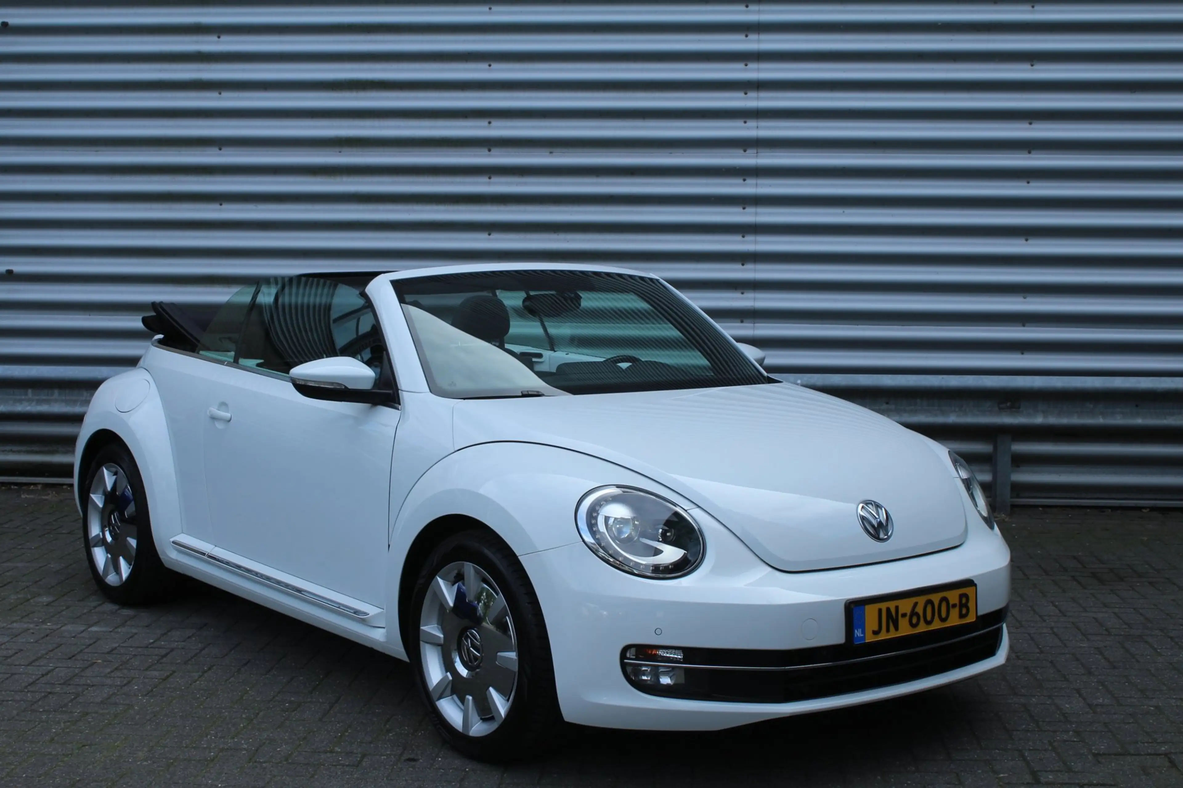 Volkswagen Beetle Cabriolet 1.2 TSI 105pk Design BlueMotion DSG6 NL- — photo 3