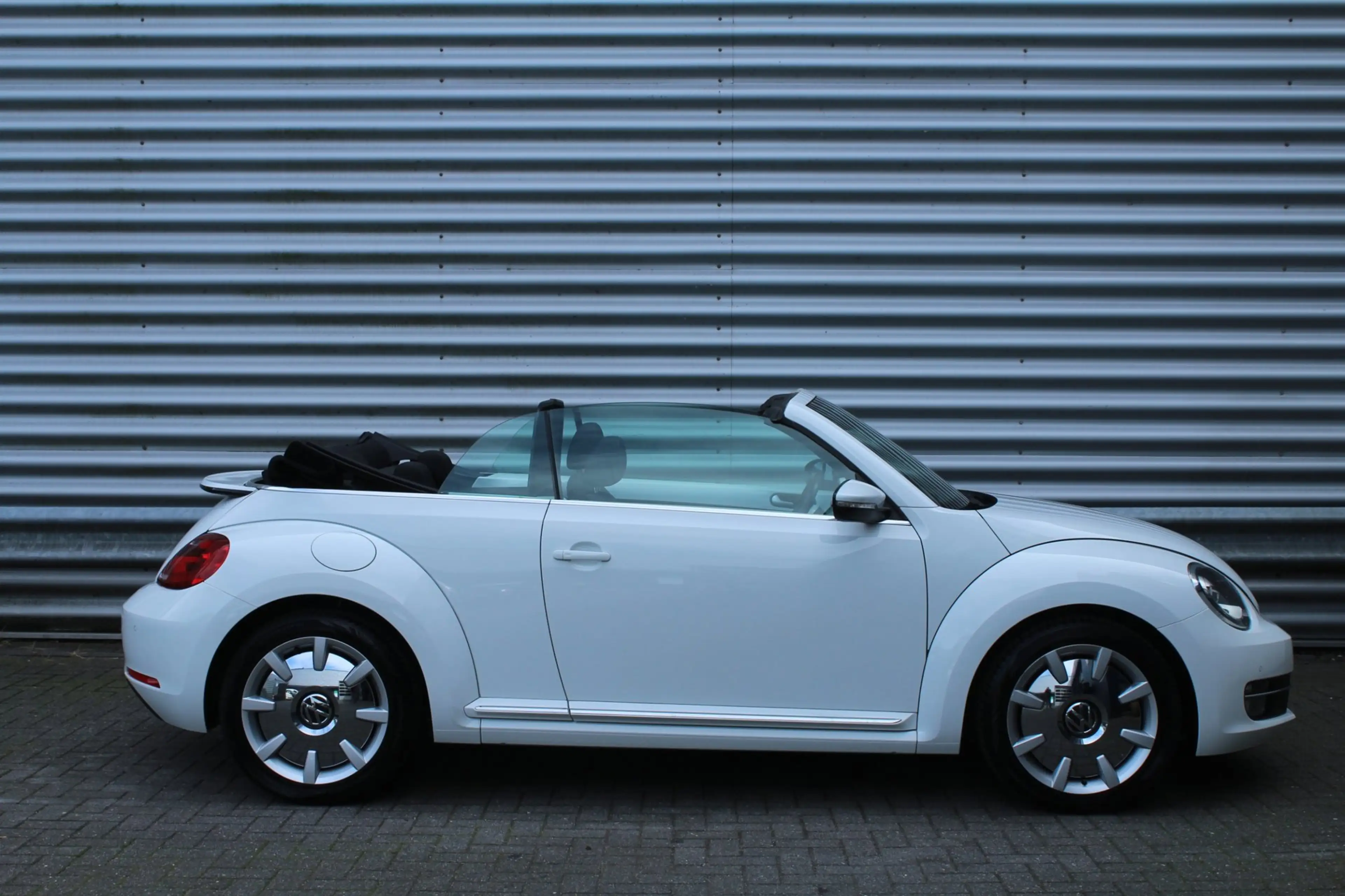 Volkswagen Beetle Cabriolet 1.2 TSI 105pk Design BlueMotion DSG6 NL- — photo 4