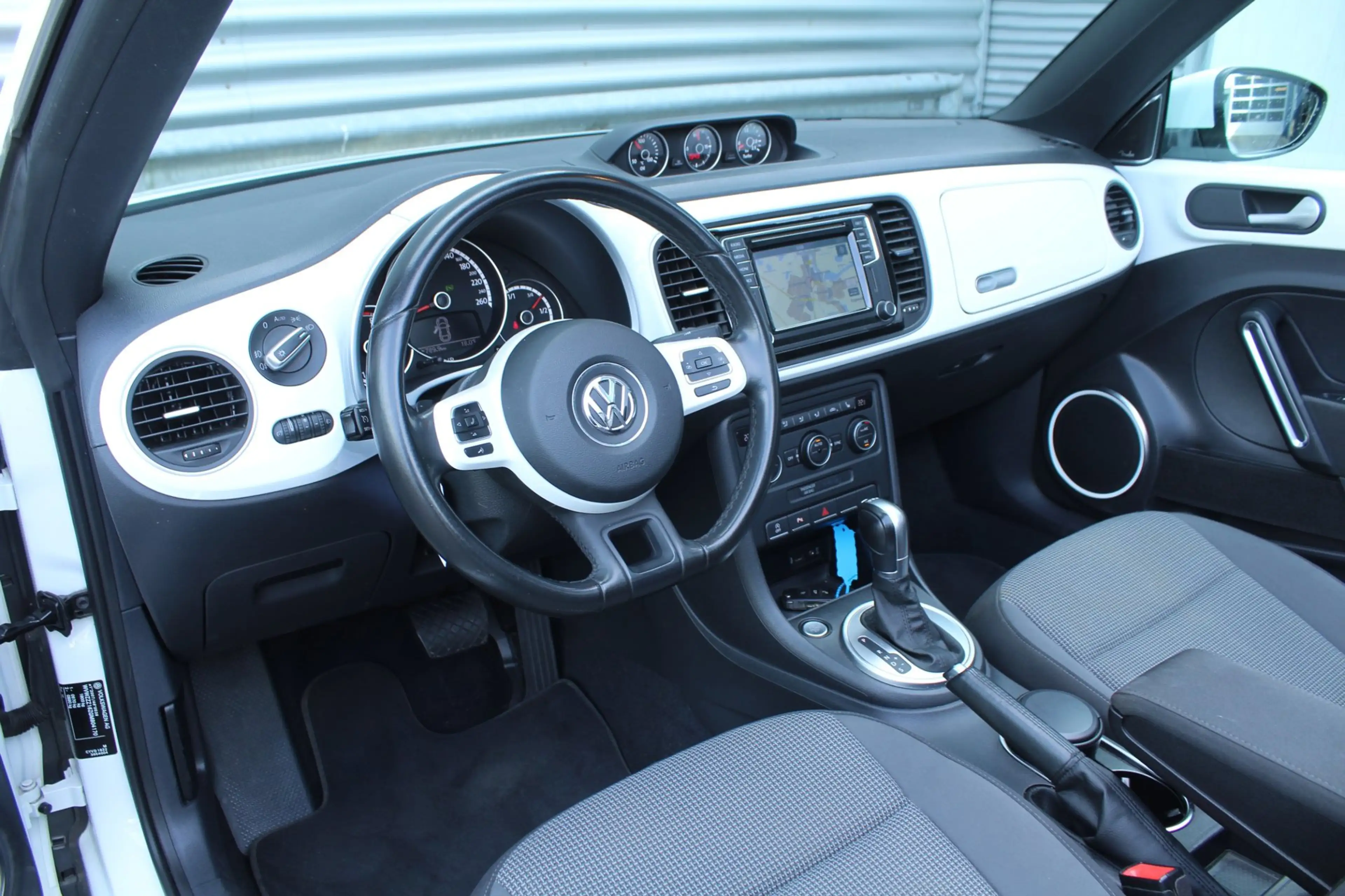 Volkswagen Beetle Cabriolet 1.2 TSI 105pk Design BlueMotion DSG6 NL- — photo 13