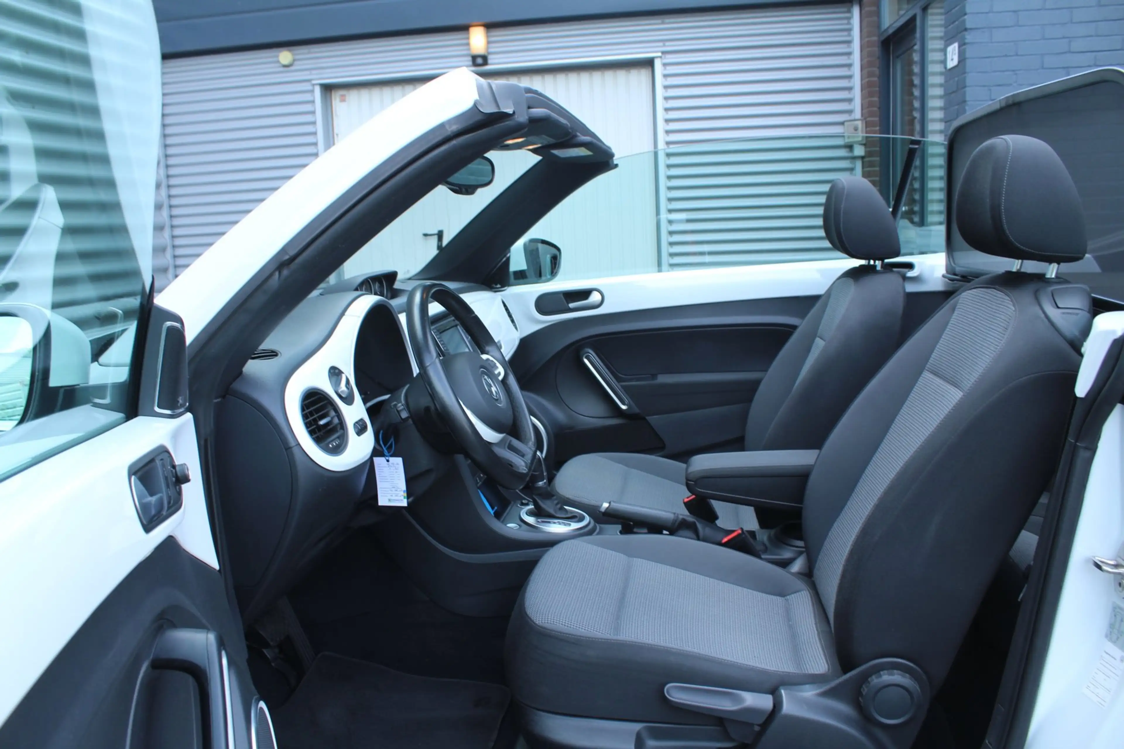 Volkswagen Beetle Cabriolet 1.2 TSI 105pk Design BlueMotion DSG6 NL- — photo 11
