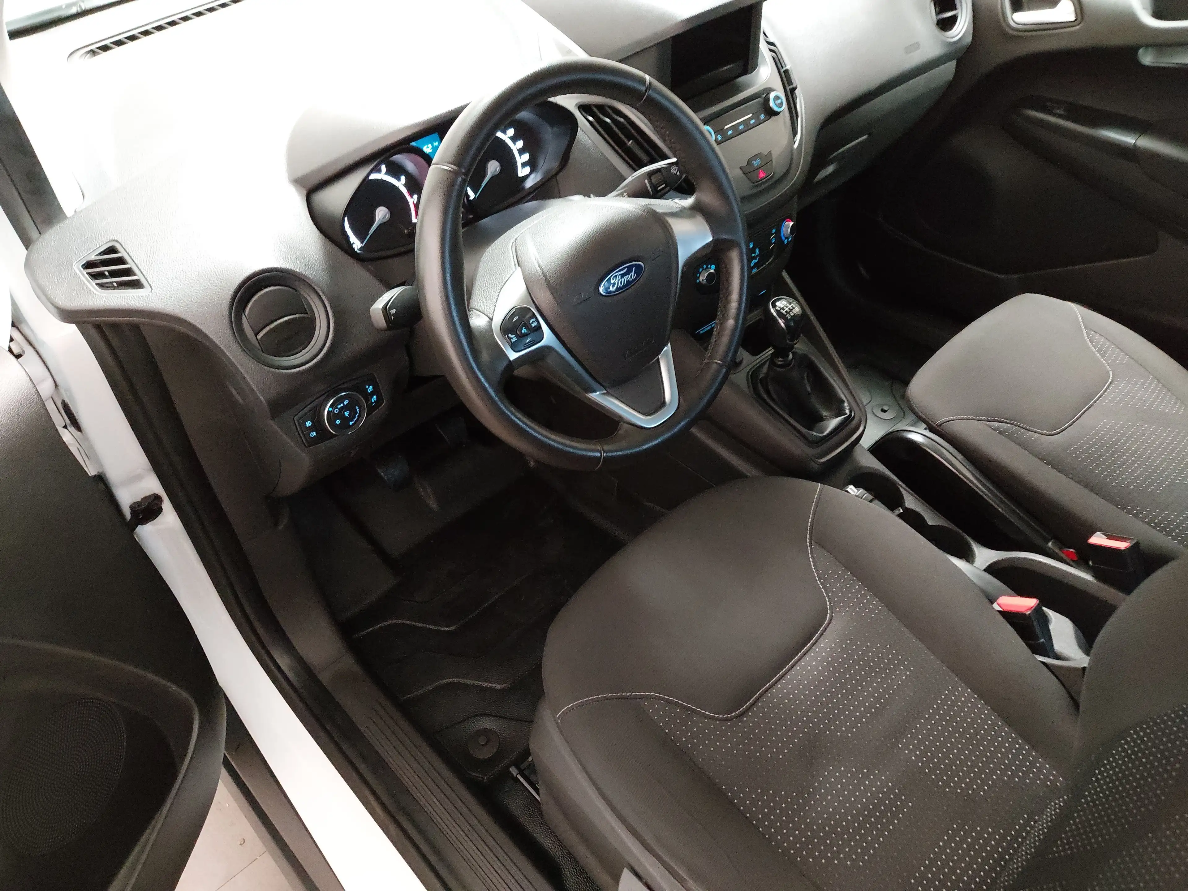 Ford Transit Courier 1.0 EcoBoost Trend Navi PDC — photo 6