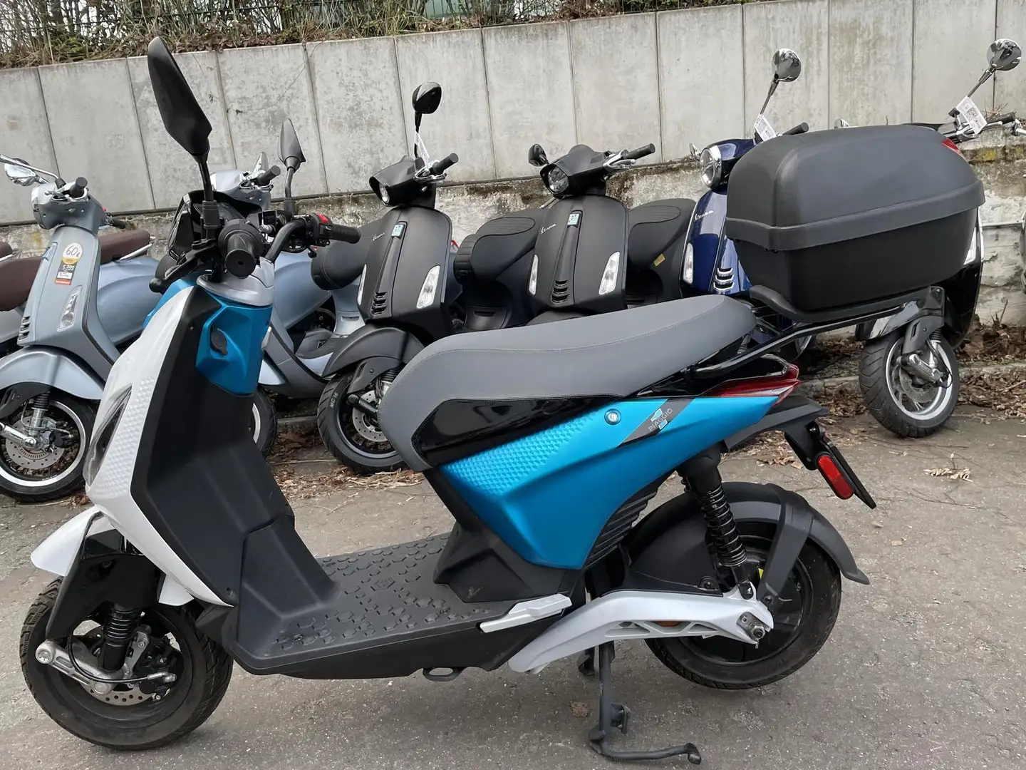 Piaggio 1+ E-Roller 45 Kmh bis 100 Km Reichweite NUR 672 KM Wit - 1