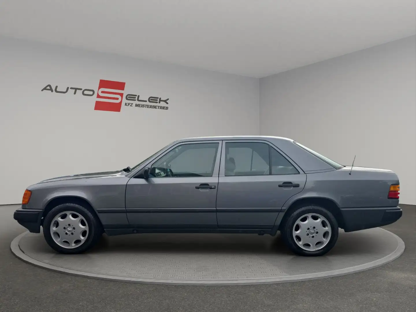 Mercedes-Benz E 200 Automatik H Zulassung Nur 9 Tsd KM 1 A Zustand Bleu - 2