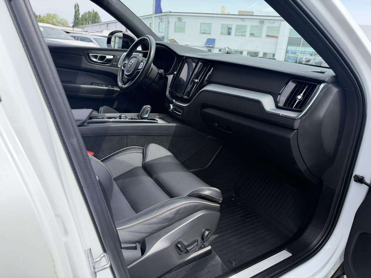2020 Volvo XC60 T8 Eawd R-Design thumb 11
