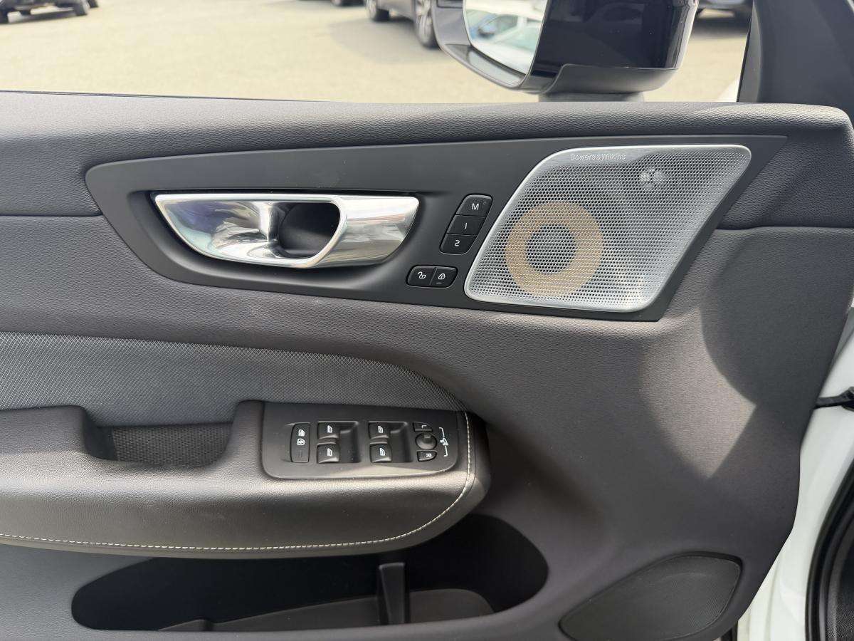 2020 Volvo XC60 T8 Eawd R-Design thumb 16