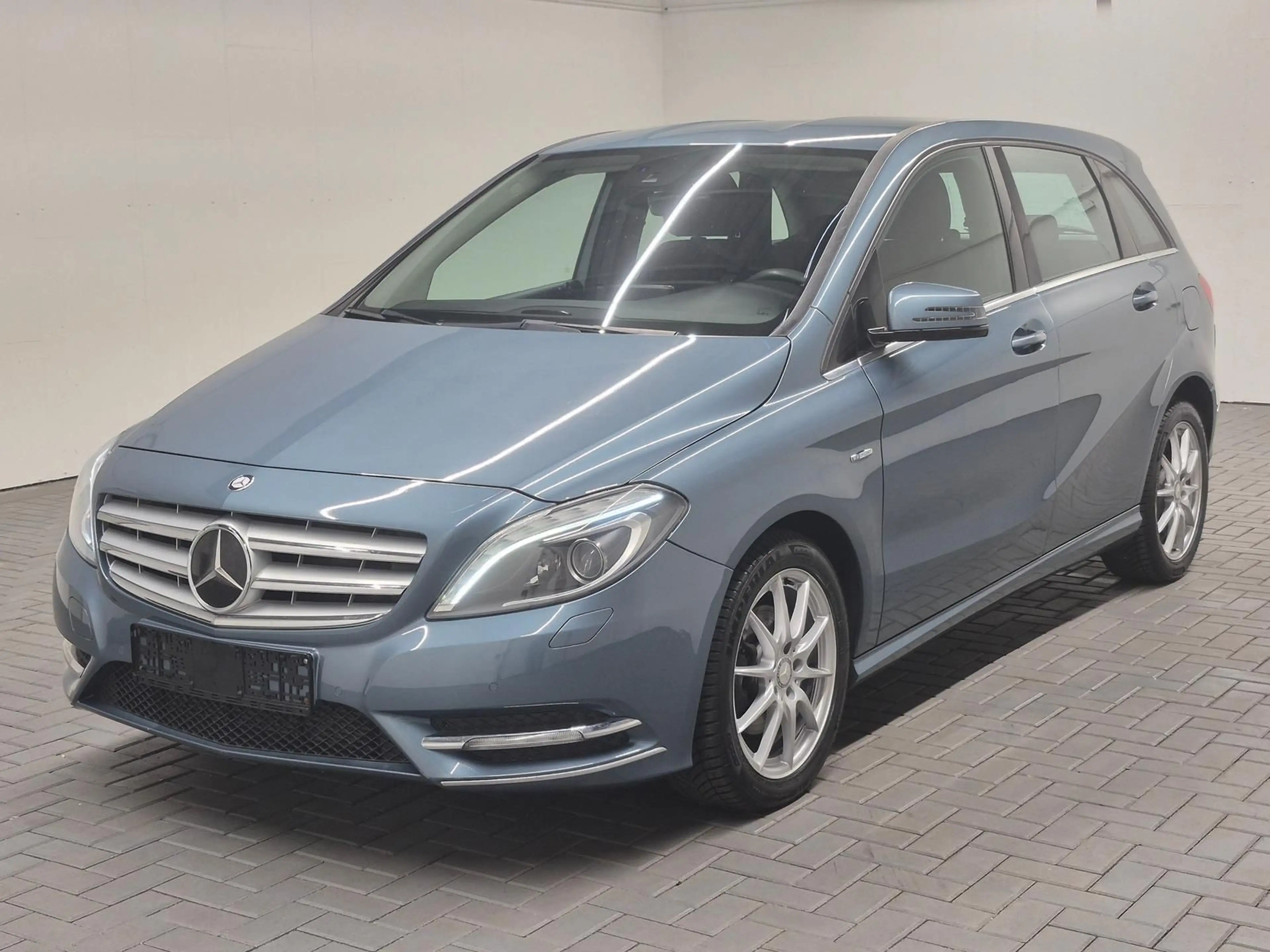 Mercedes-Benz B 200 Bi-Xenon/BT/Tempom./Dyn.Sel./PDC/17-LM