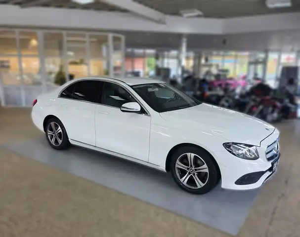 Mercedes-Benz E 200 d Avantgarde; NAV/ KAM/ AAC/ SHZ/ LED/ AHK