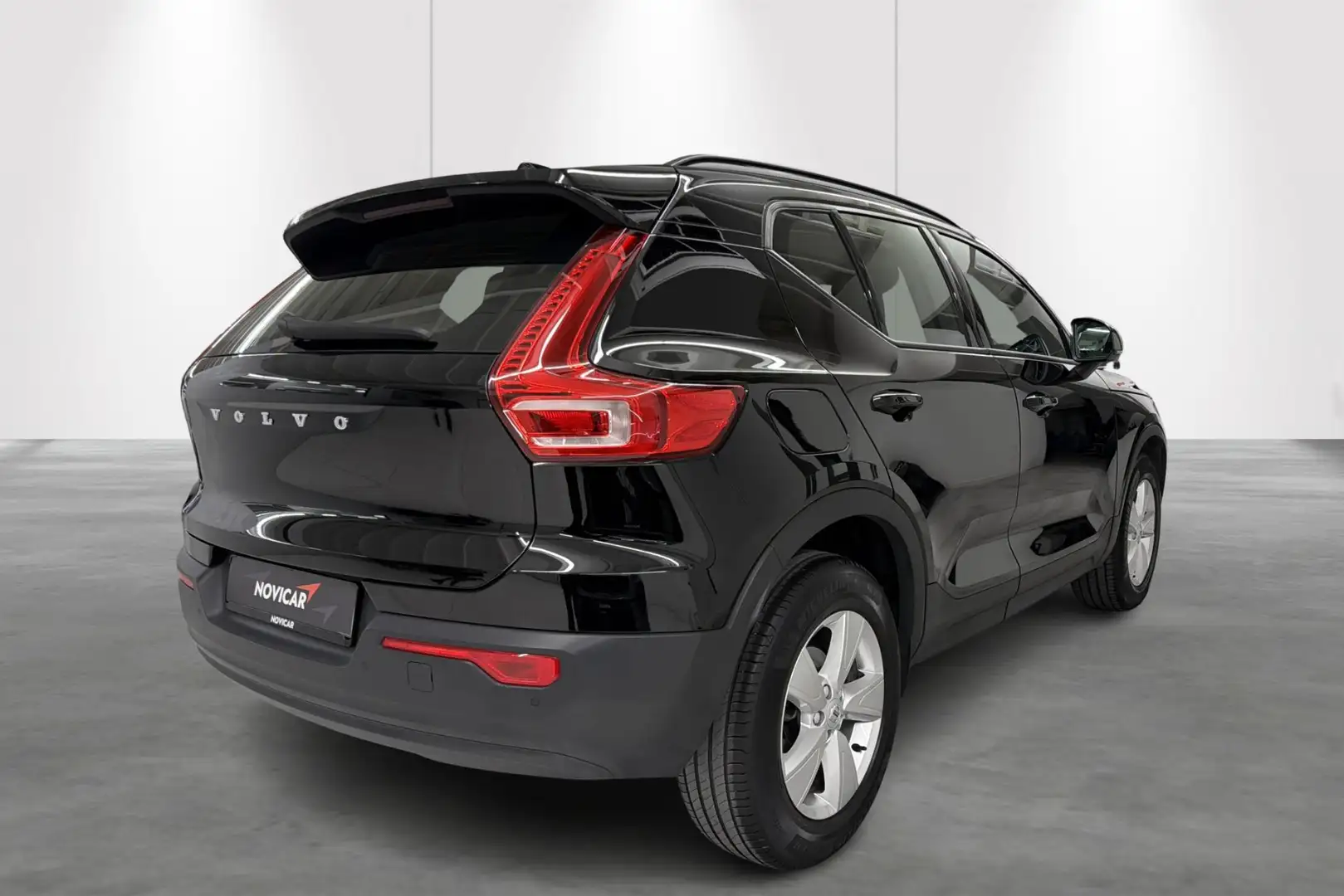 Volvo XC40 T2 Geartronic Momentum Core Schwarz - 2