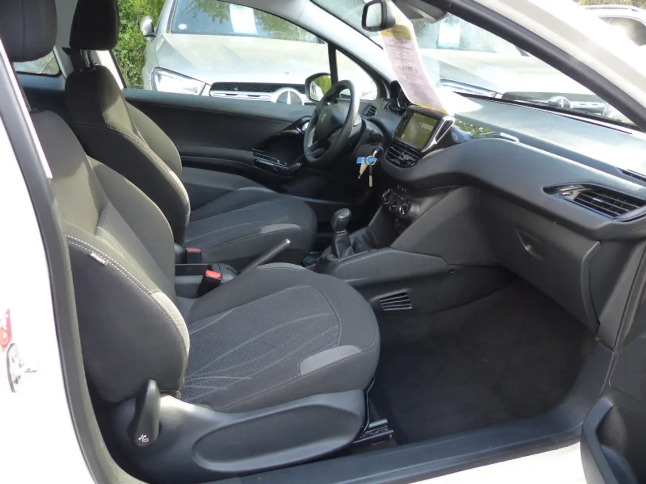 Peugeot 208 208 — photo 12