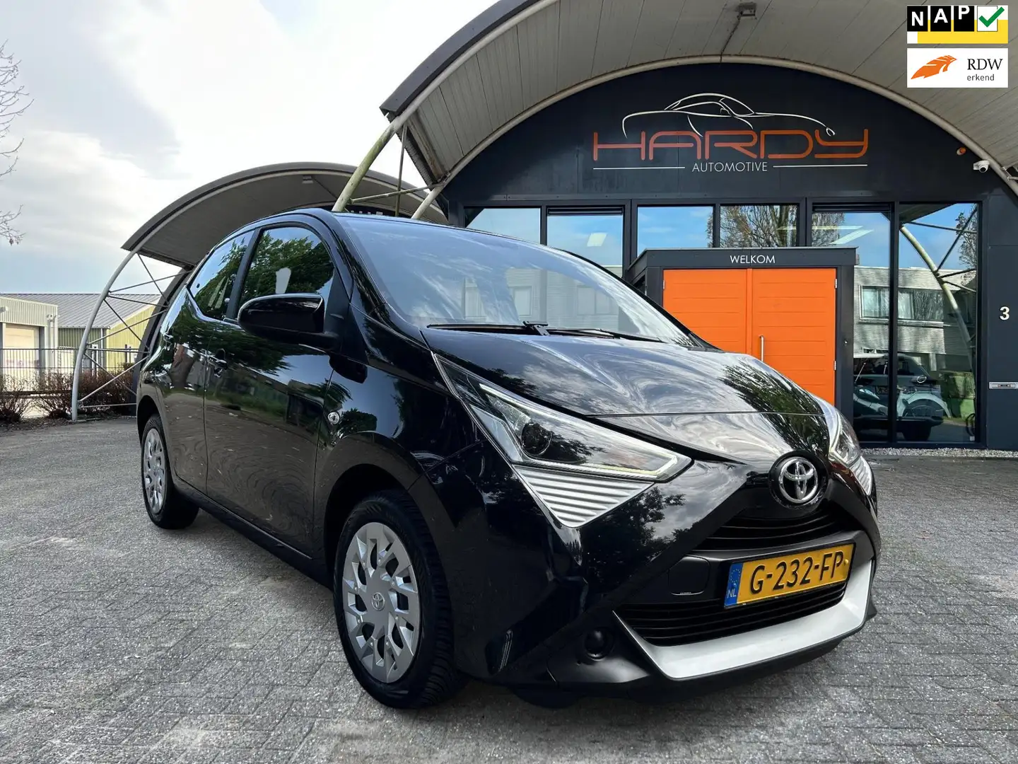 Toyota Aygo 1.0 VVT-i X-PLAY NAVI CAMERA ALLSEASON RIJKLAARPRI Zwart - 1