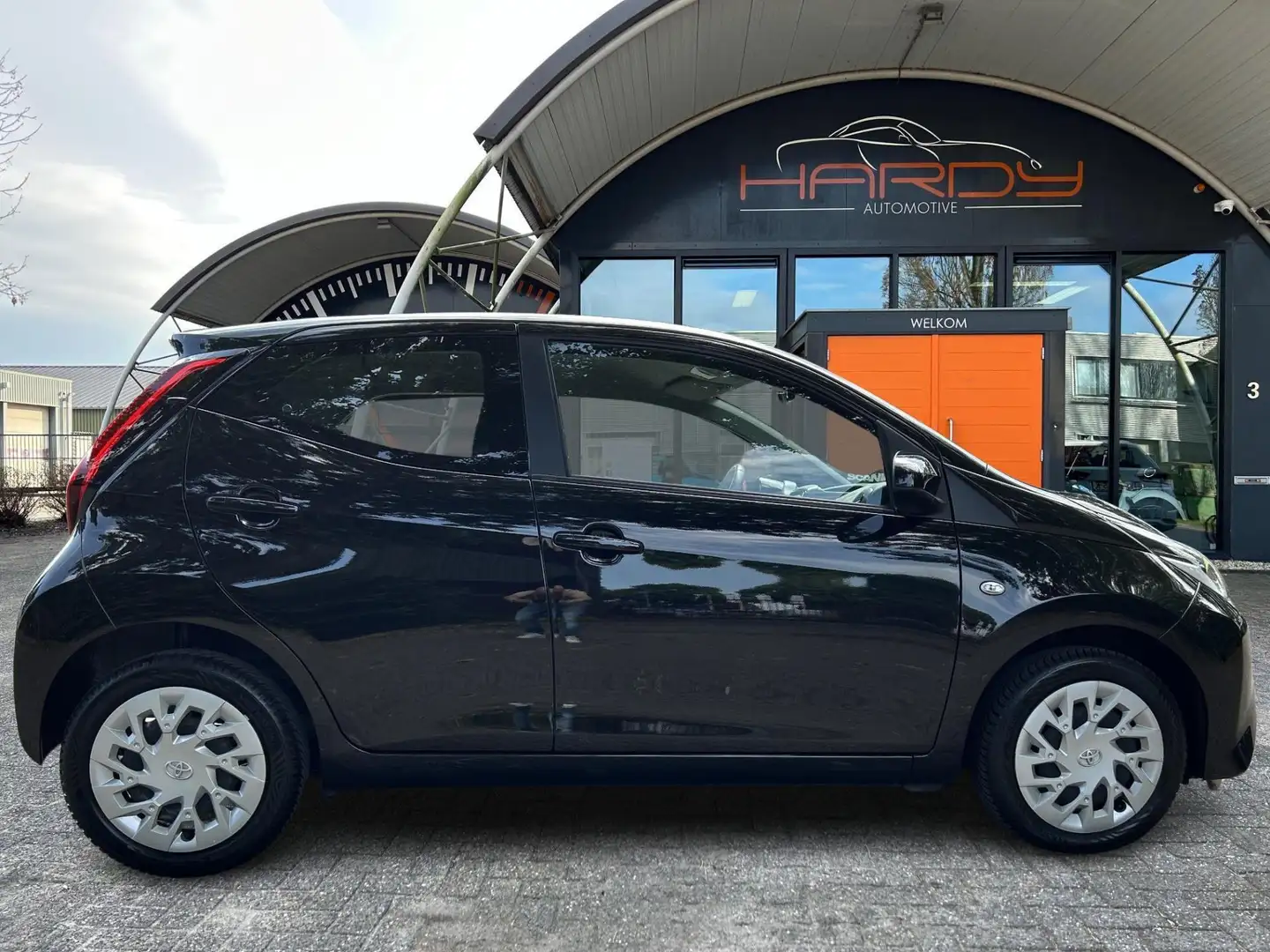 Toyota Aygo 1.0 VVT-i X-PLAY NAVI CAMERA ALLSEASON RIJKLAARPRI Zwart - 2
