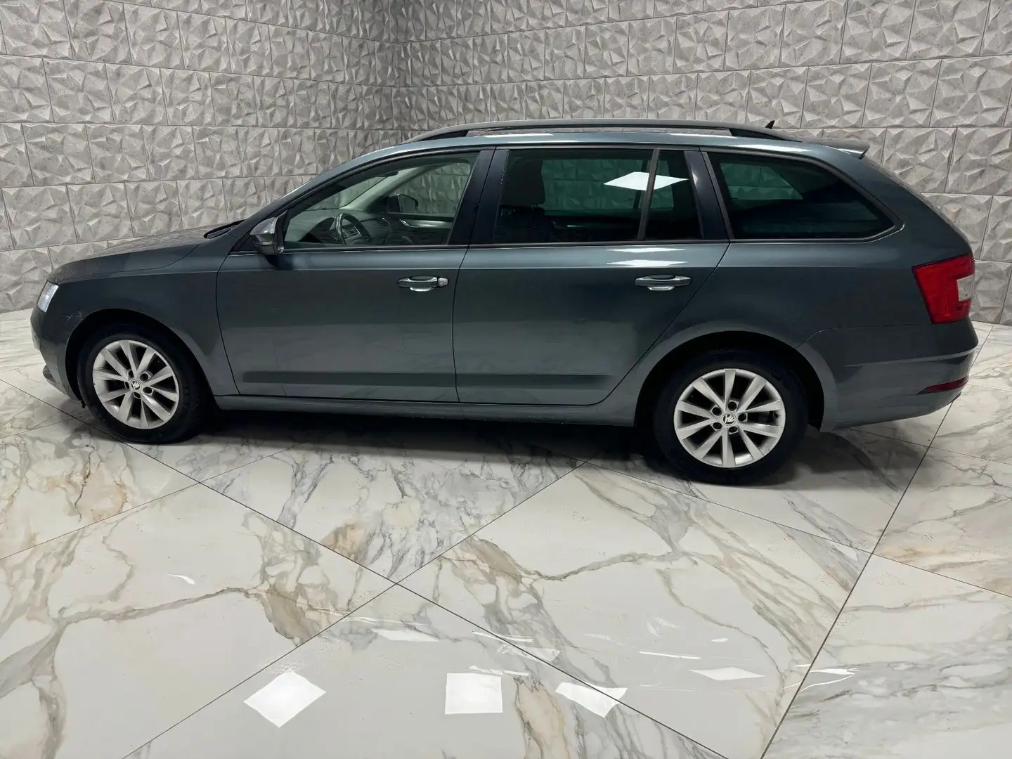 Skoda Octavia Combi 2,0 TDI Ambition Limited DSG Grau - 2