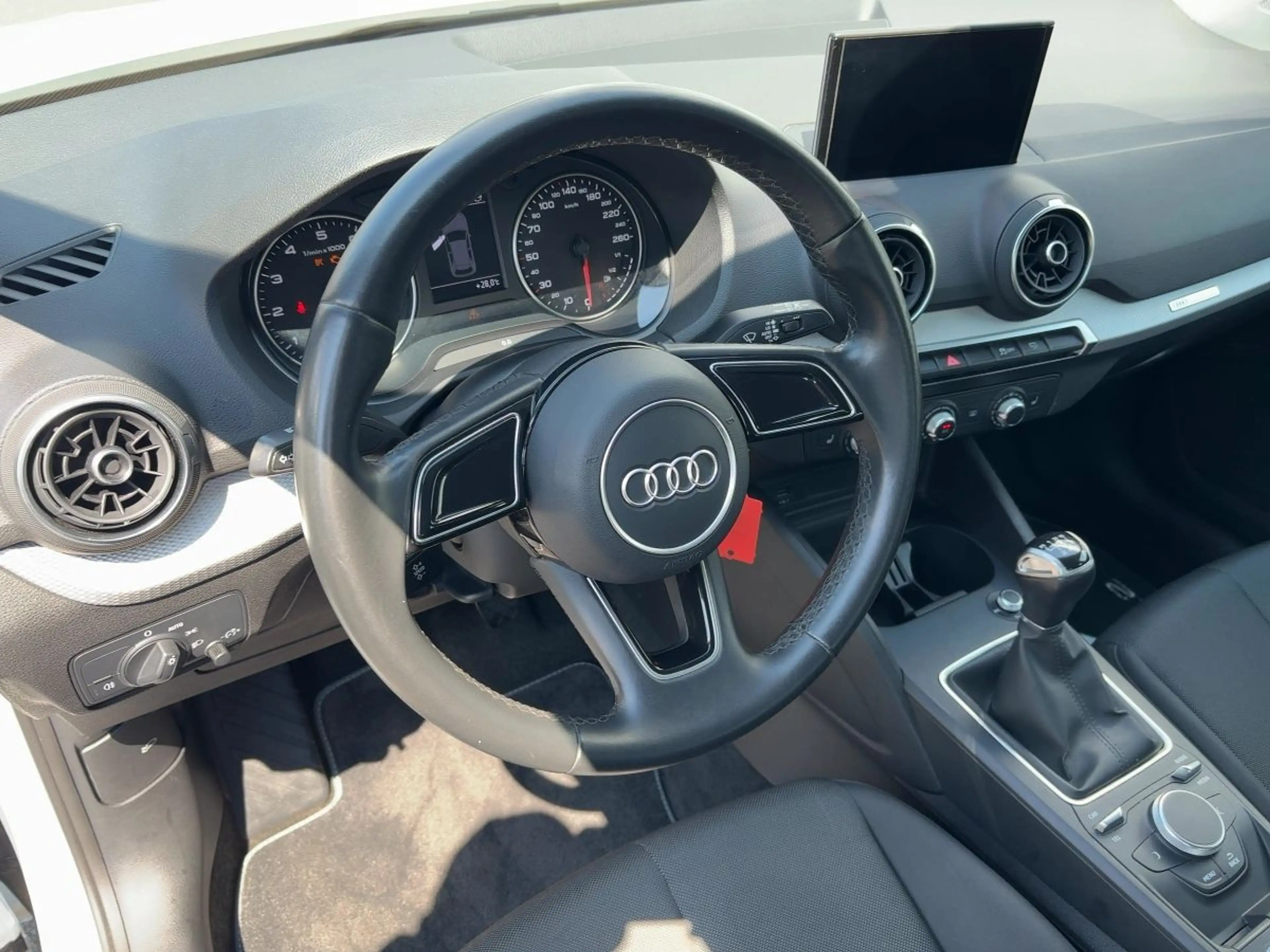 Audi Q2 S line 30 TFSI Schaltgetriebe LED SW — photo 15