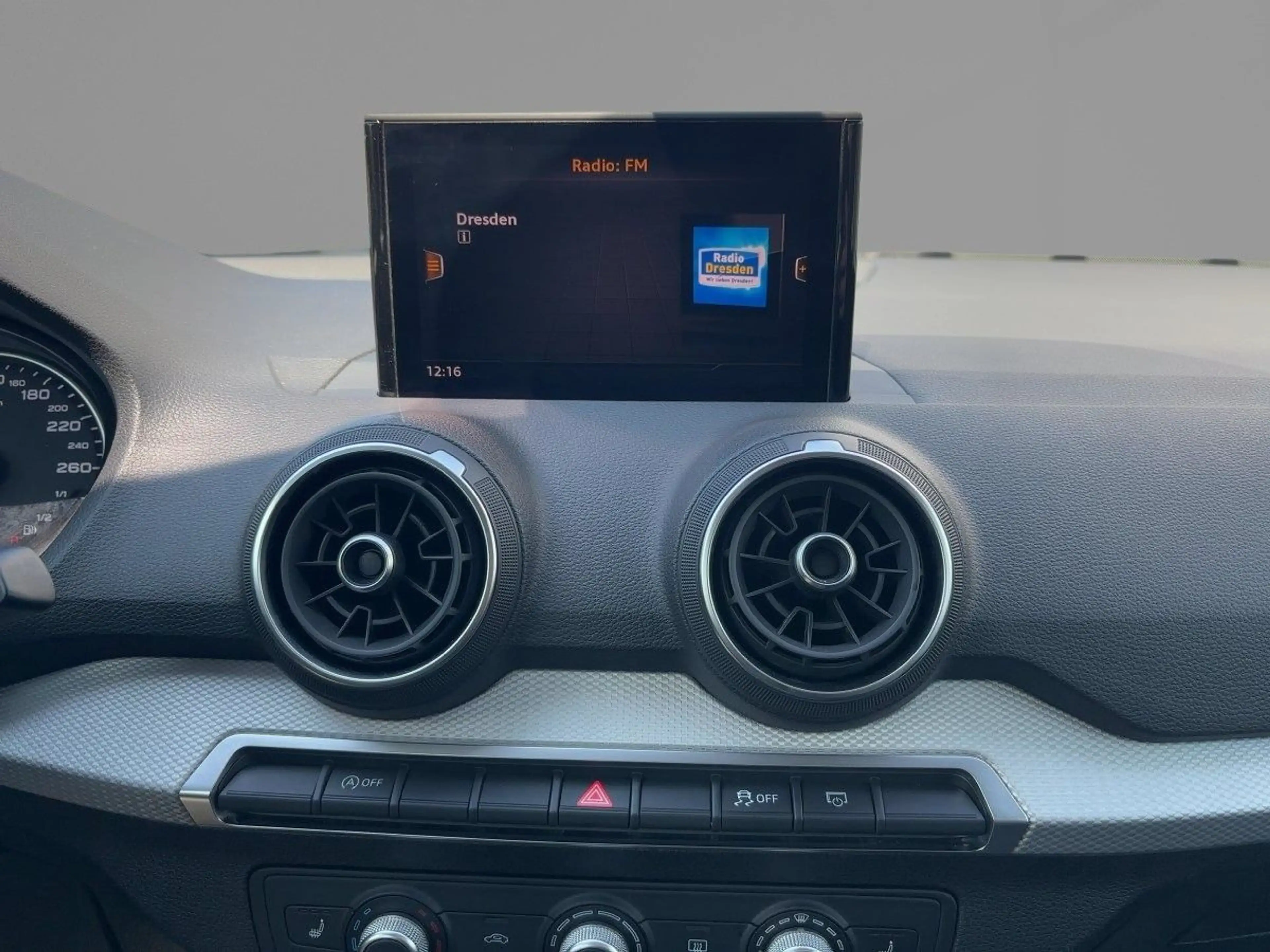 Audi Q2 S line 30 TFSI Schaltgetriebe LED SW — photo 10