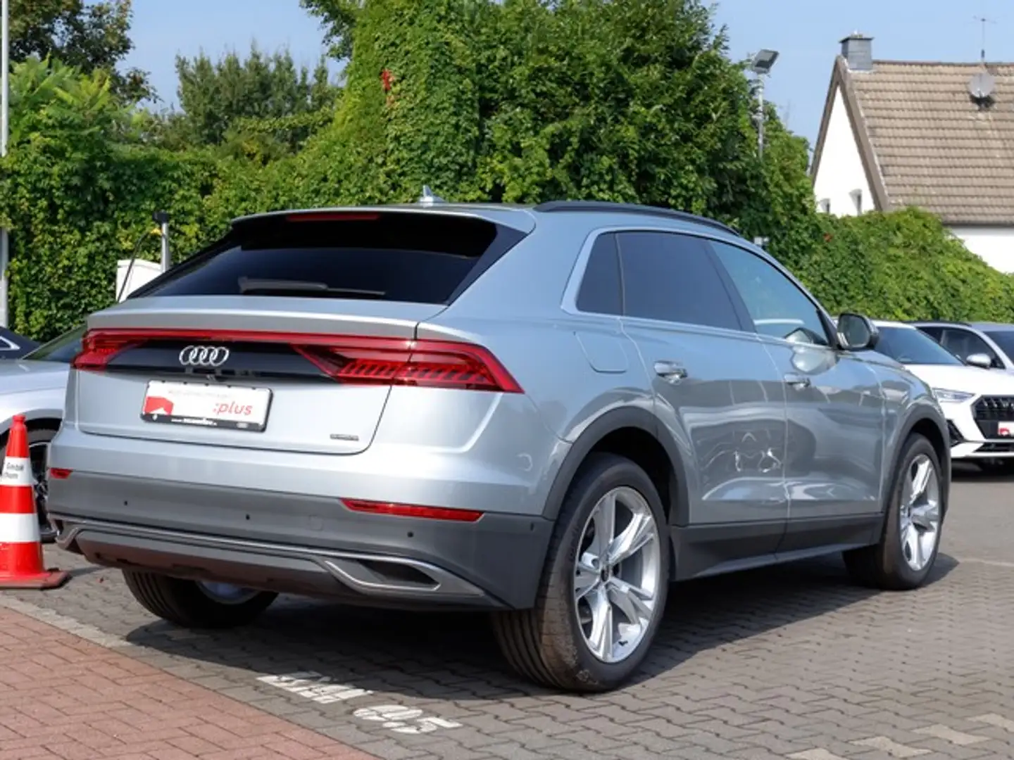 Audi Q8 50 TDI quattro LM21 ACC Pano AHK Leder HuD Kamera Argento - 2