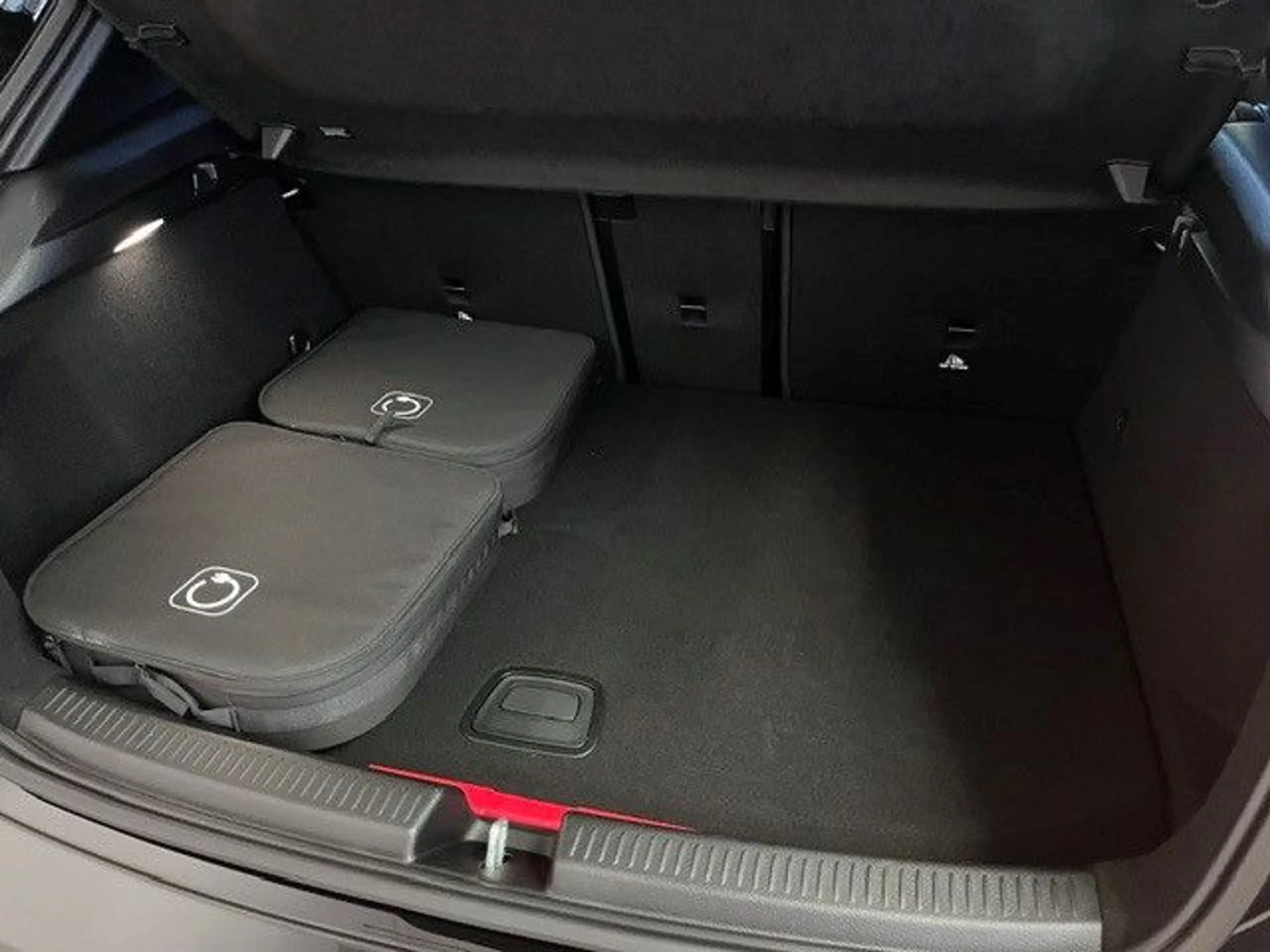 Mercedes-Benz A 250 e AMG-Line Panorama Distronic Keyless Go — photo 12