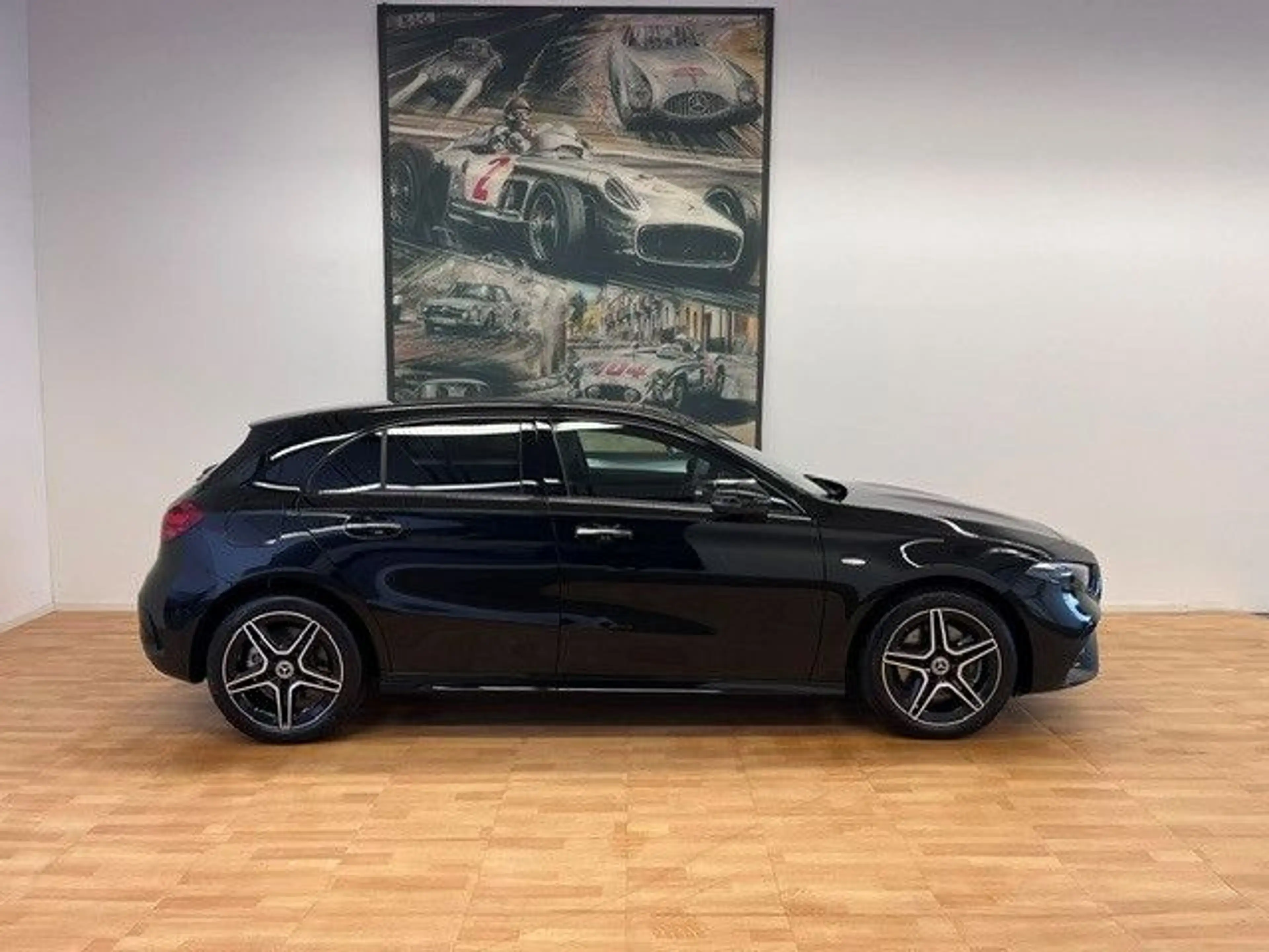 Mercedes-Benz A 250 e AMG-Line Panorama Distronic Keyless Go — photo 5