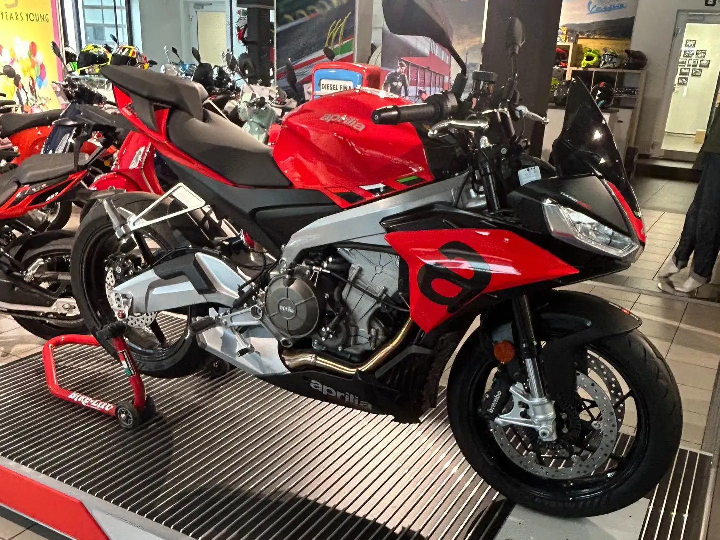 Aprilia Tuono 660 Rot - 2