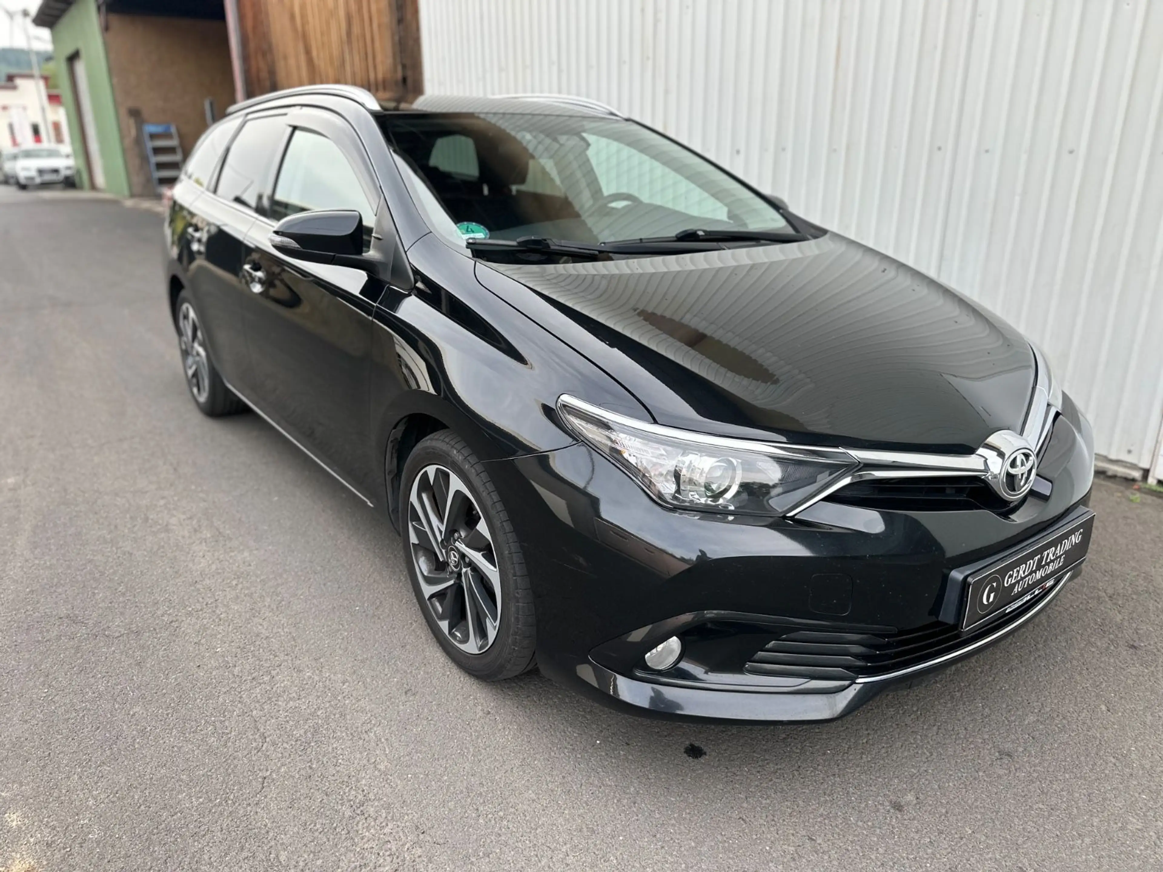 Toyota Auris Touring Sports Design Edition — photo 6