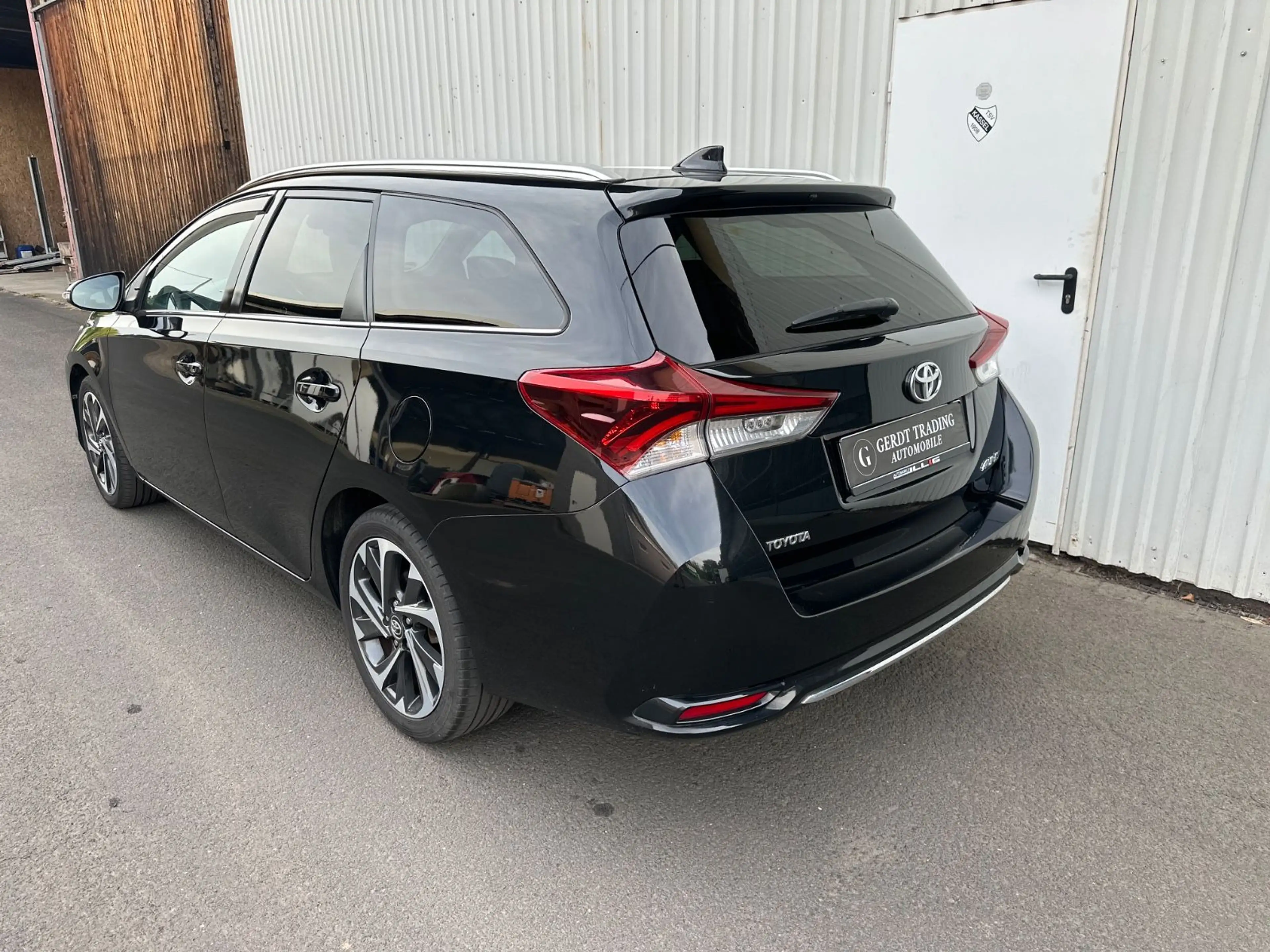Toyota Auris Touring Sports Design Edition — photo 4