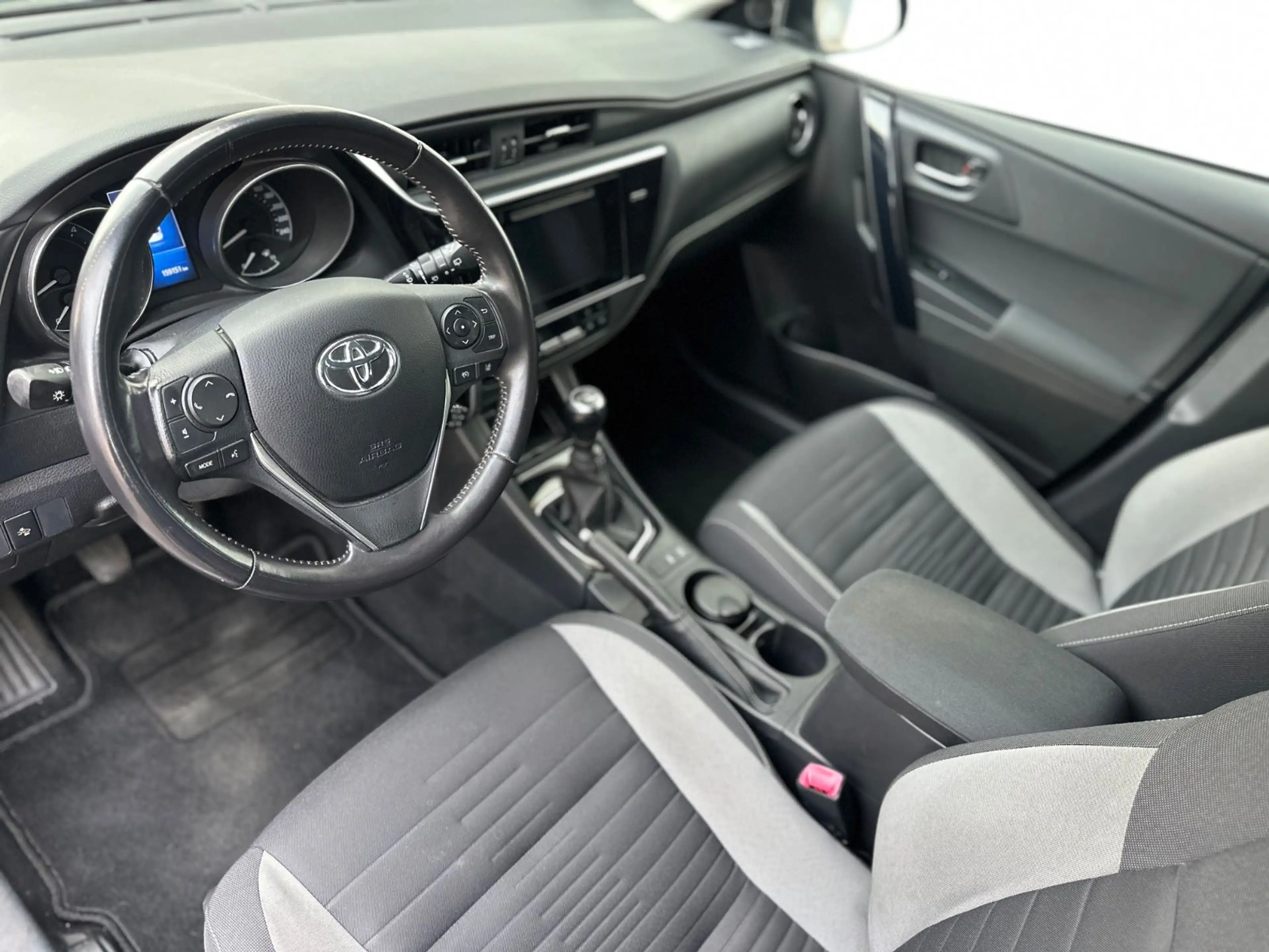 Toyota Auris Touring Sports Design Edition — photo 10