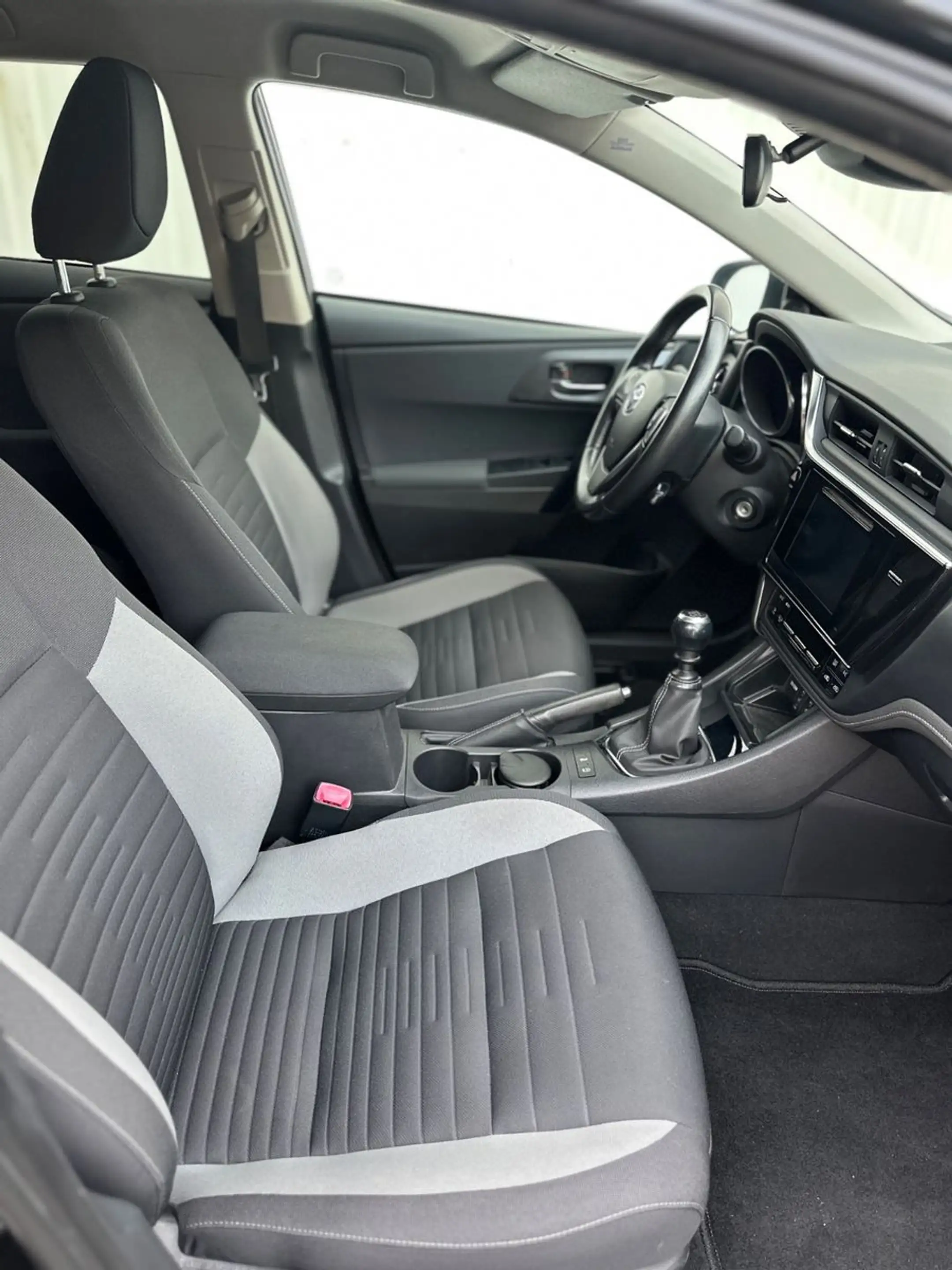 Toyota Auris Touring Sports Design Edition — photo 13