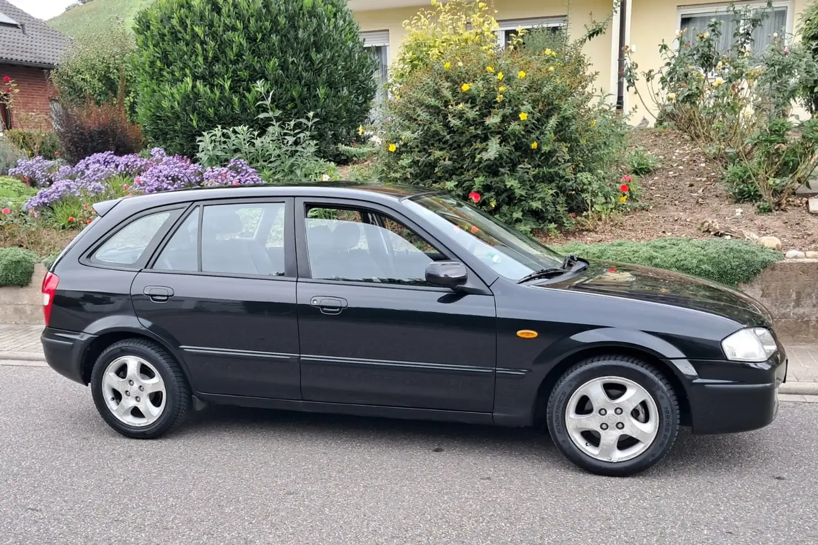 Mazda 323 Automatik Schwarz - 2