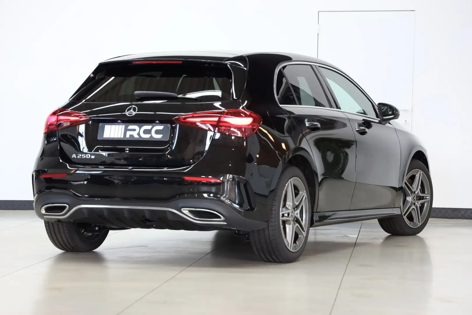 Mercedes-Benz A 250 e *facelift* AMG Leder Sfeerlicht KEYLESS Carplay Negro - 2