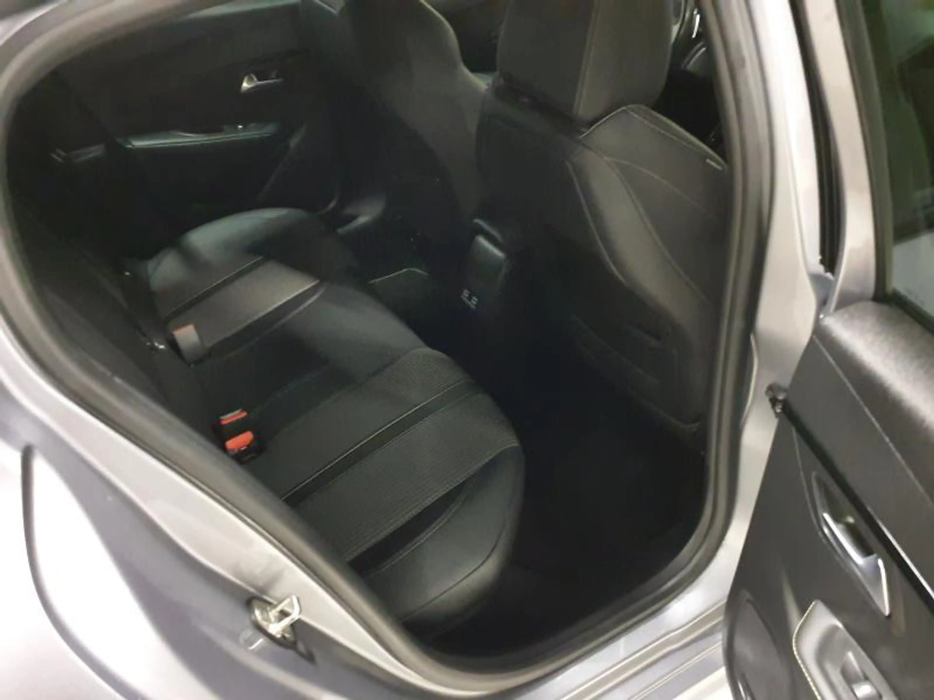 Peugeot 208 II & e- GT Line — photo 11