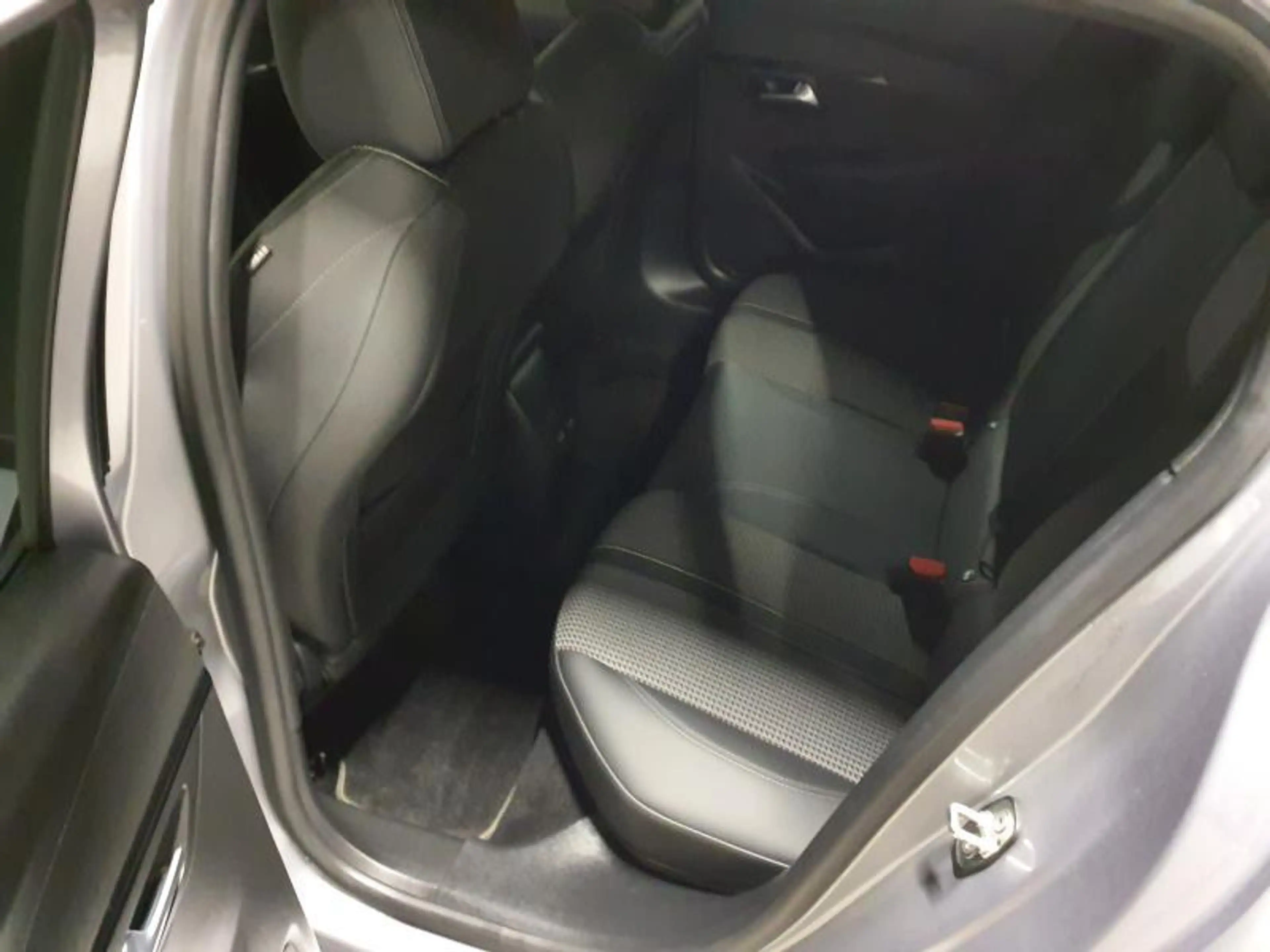 Peugeot 208 II & e- GT Line — photo 12