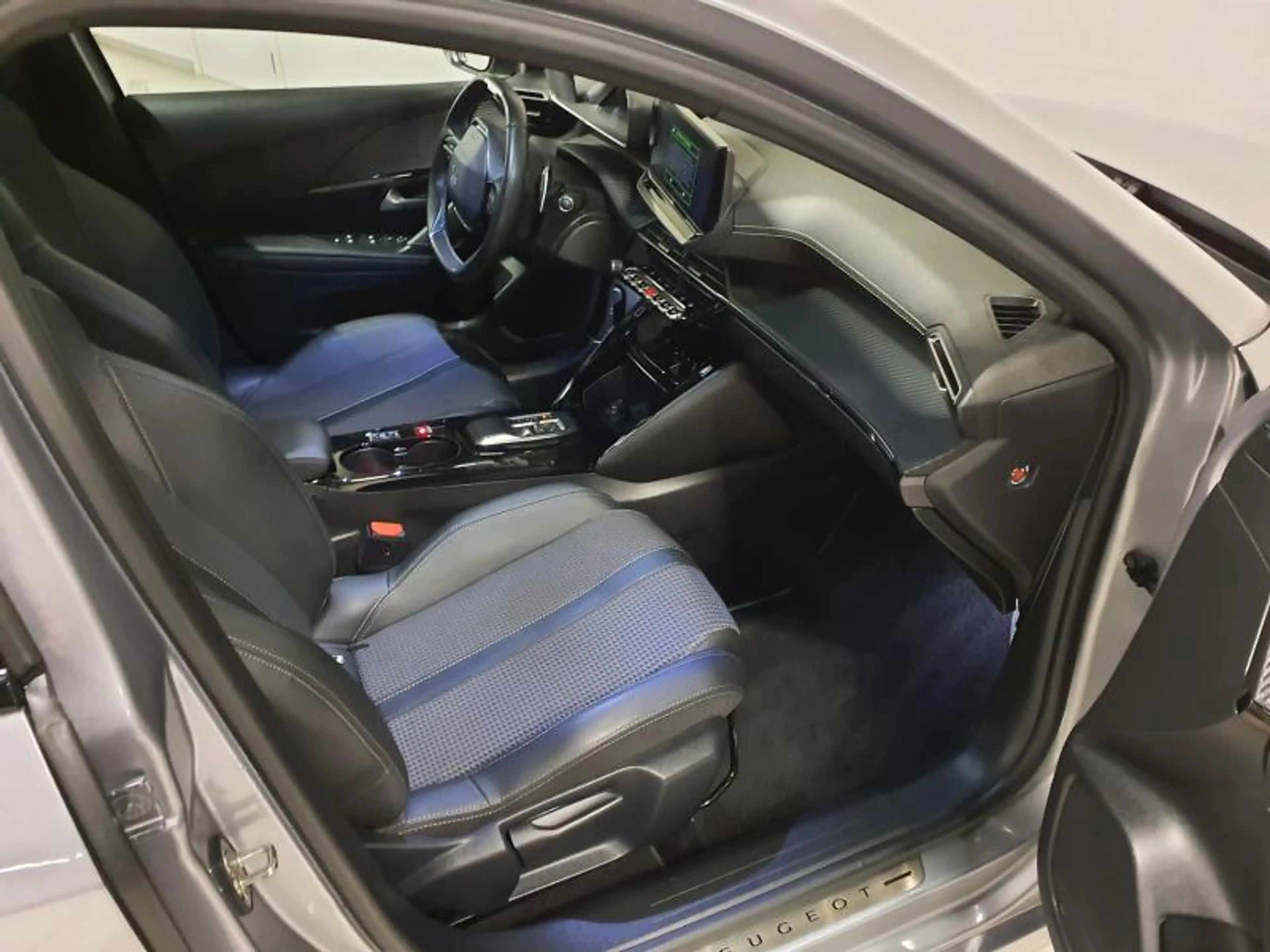 Peugeot 208 II & e- GT Line — photo 13
