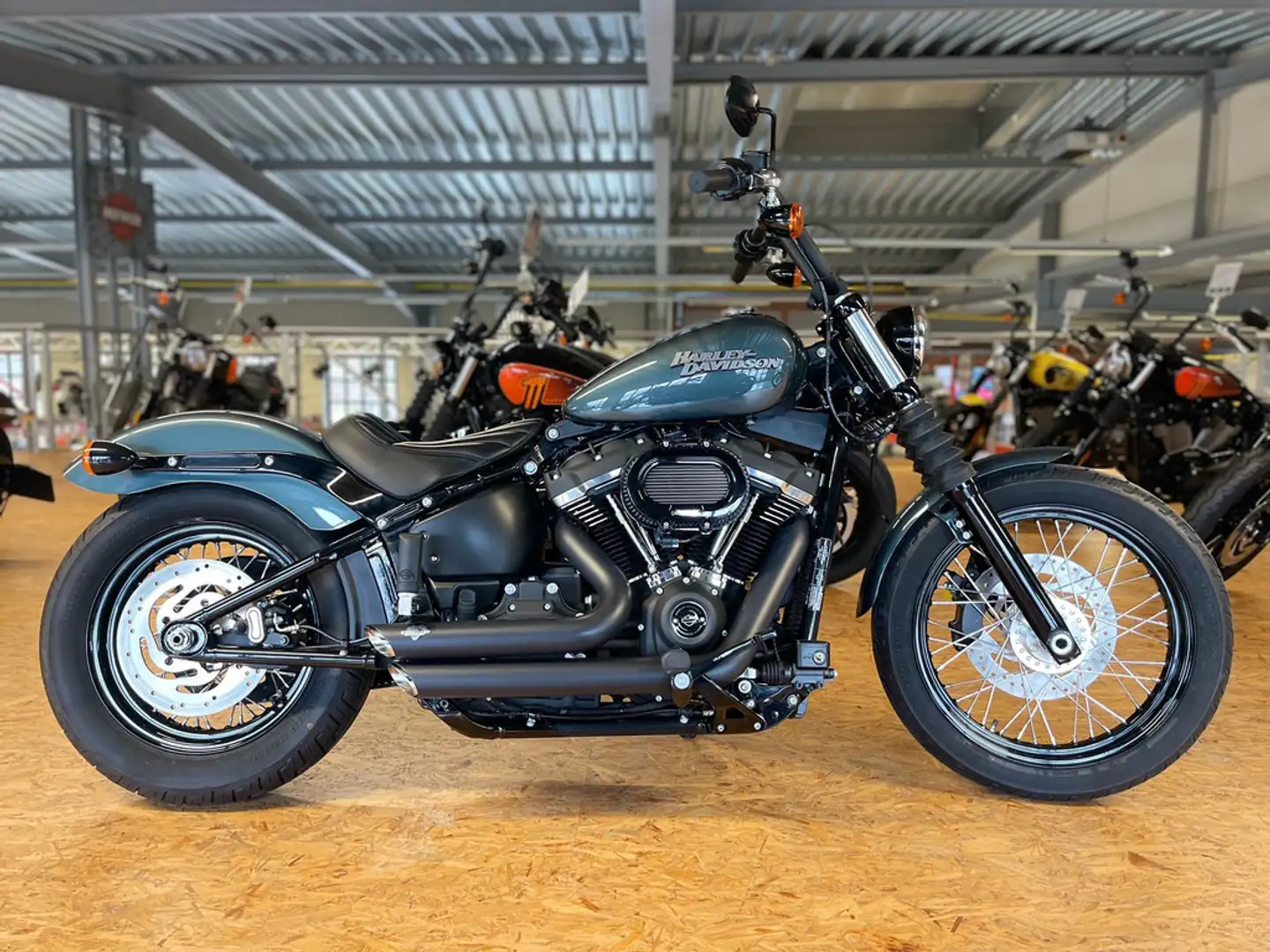 Harley-Davidson Street Bob Cruiser SOFTAIL FXBB - 1