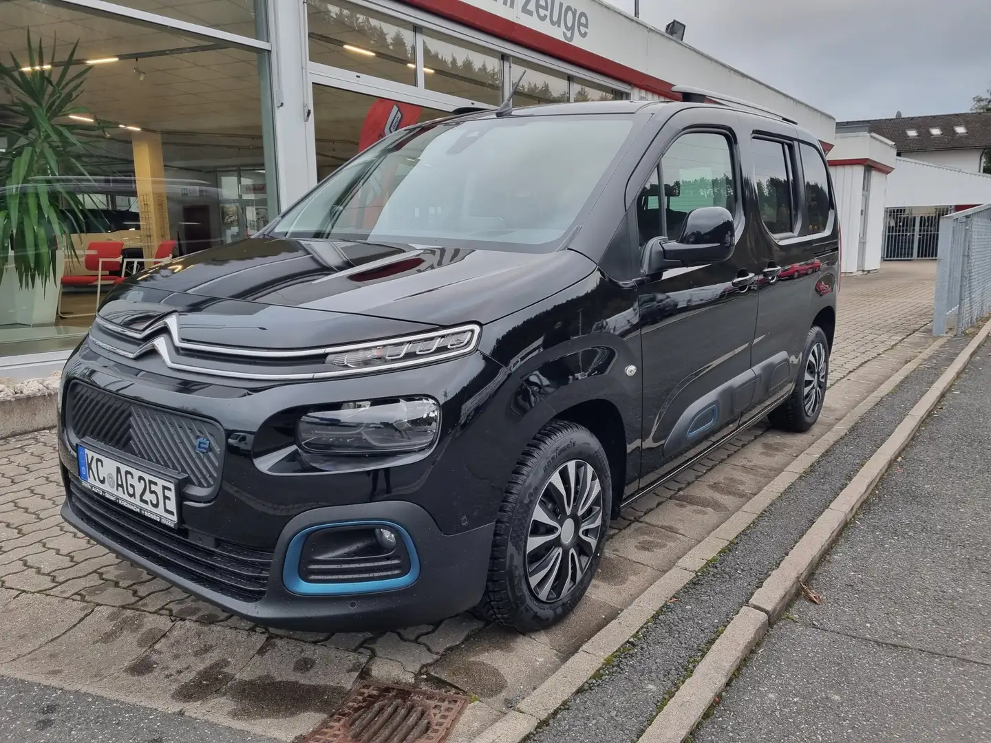 Citroen Berlingo M Elektromotor 136 Shine Černá - 1