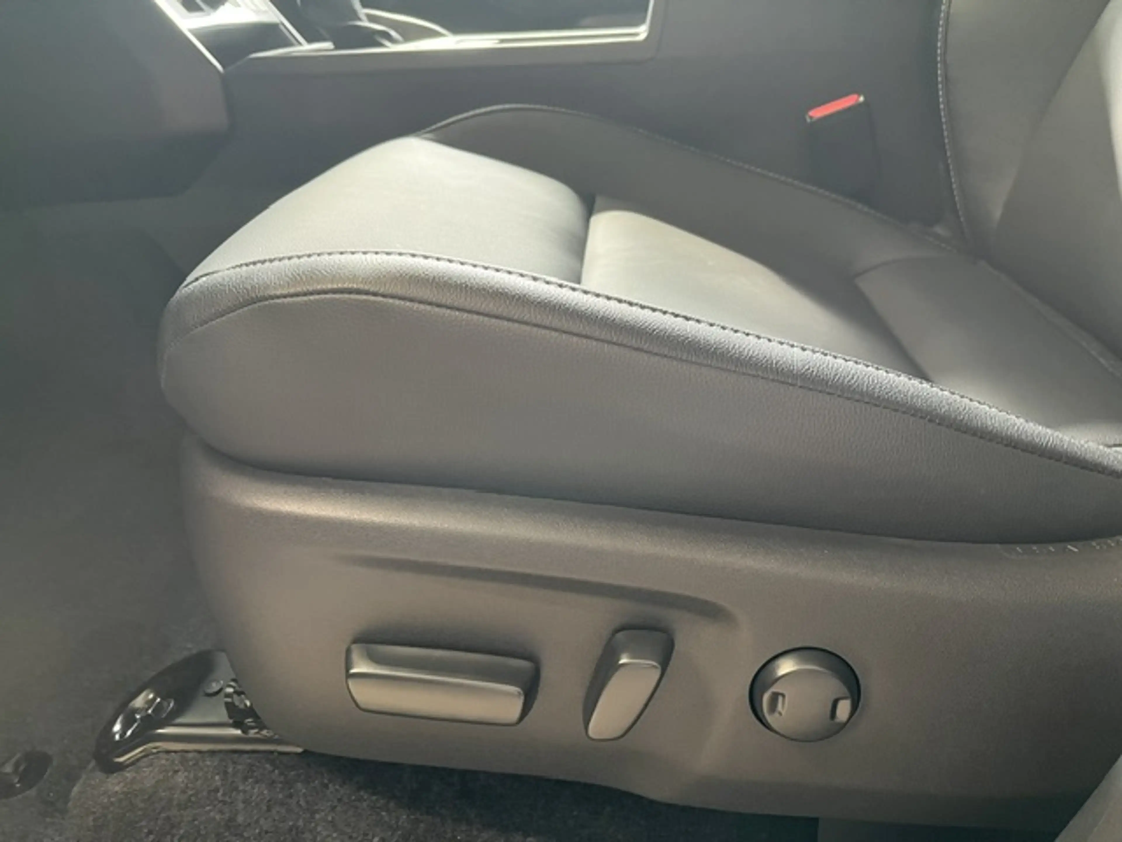 Toyota Hilux HiLux 4x4 Double Cab Autm. Invincible Mild Hybrid 6-Stufen Automatik — photo 11